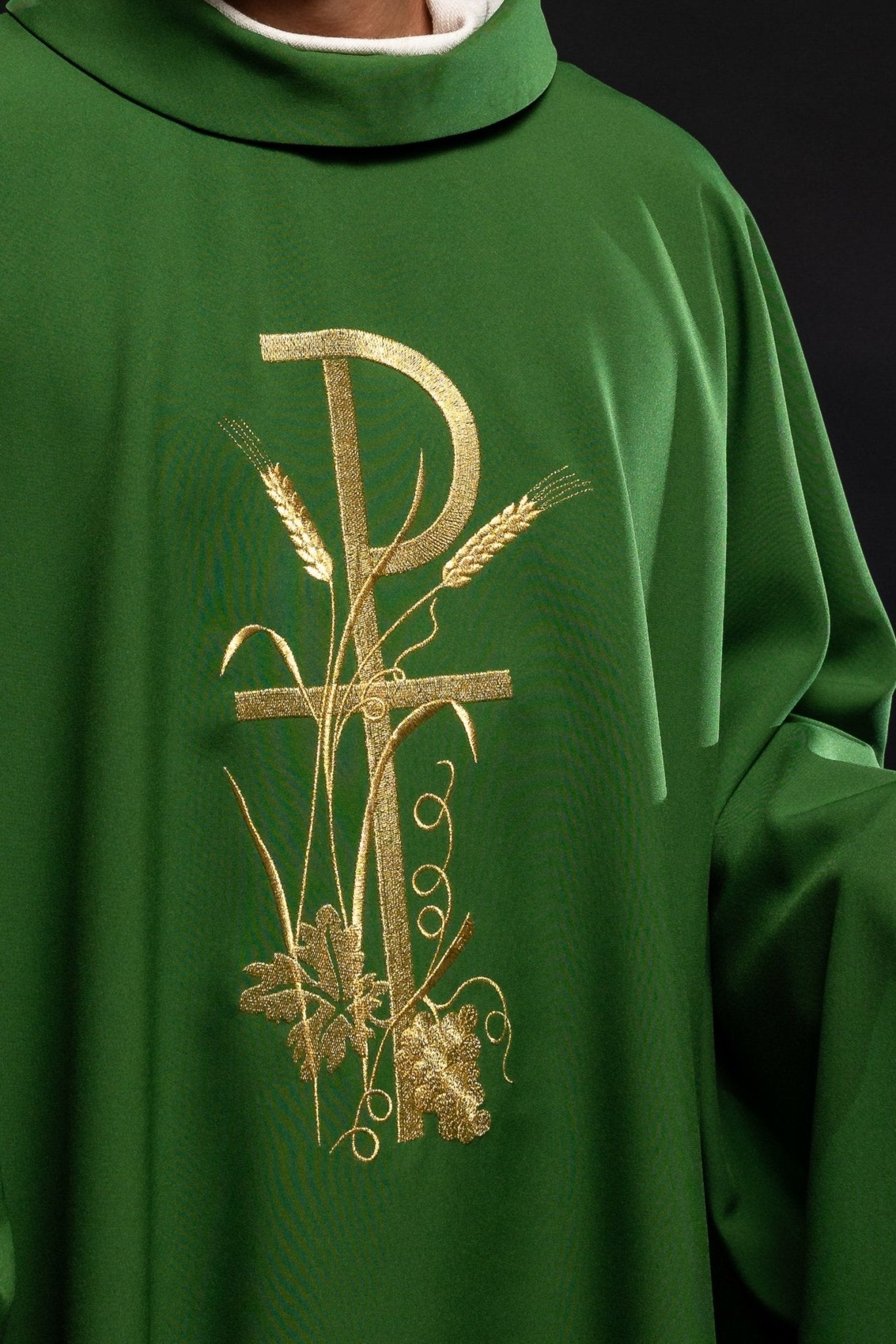 Casulla verde con bordado dorado Cruz