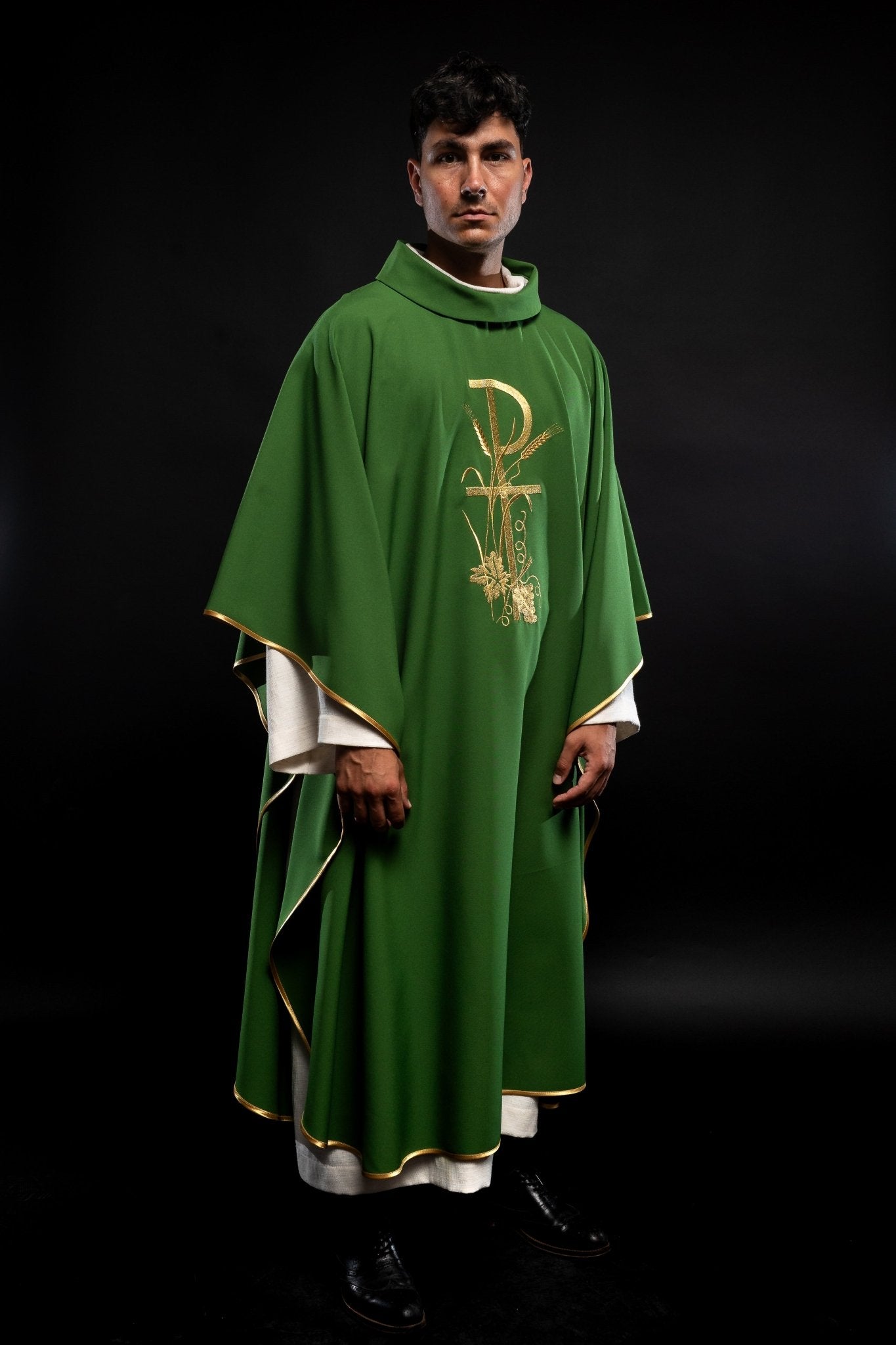 Casulla verde con bordado dorado Cruz