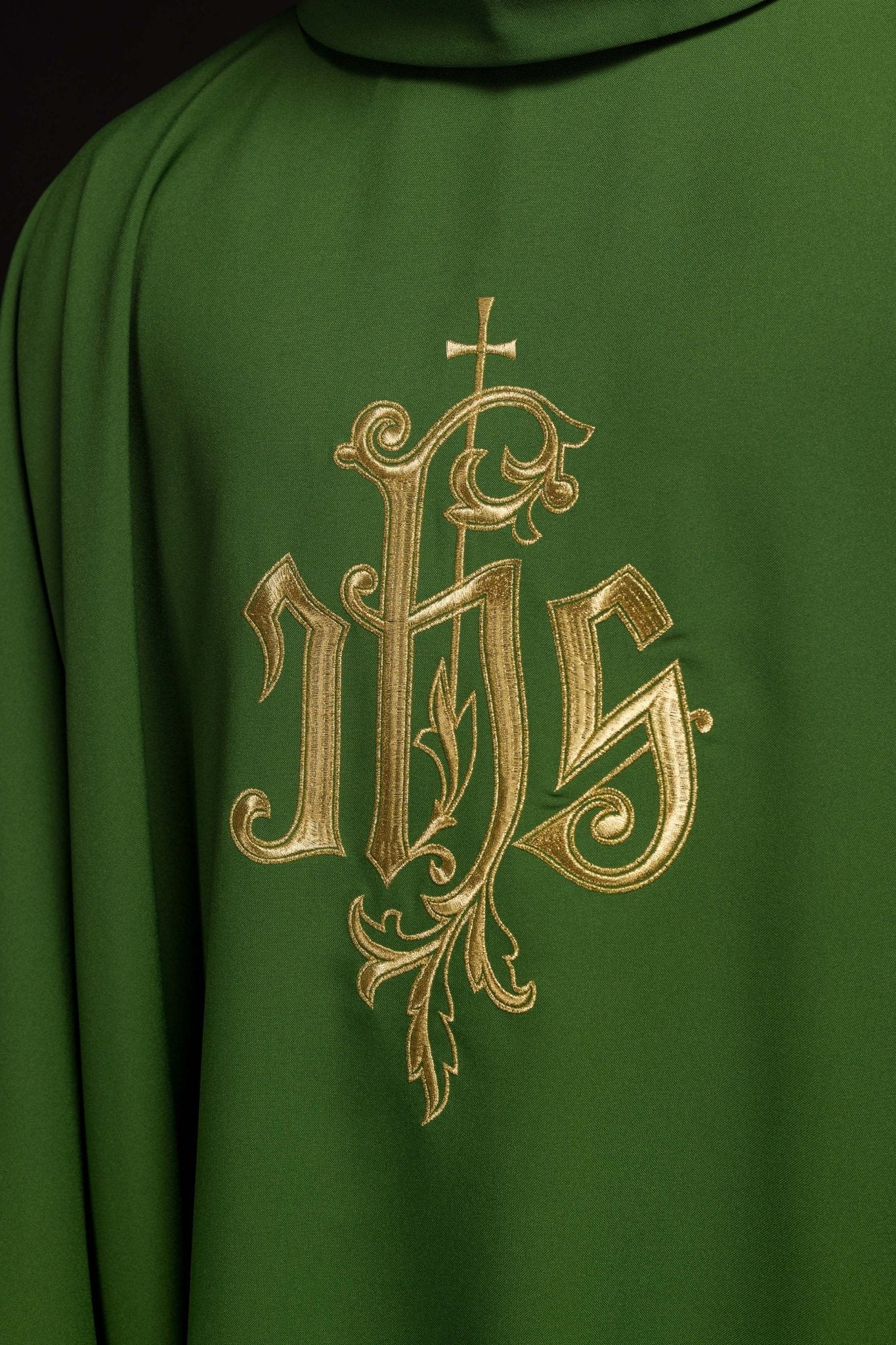 Casulla verde con bordado dorado IHS