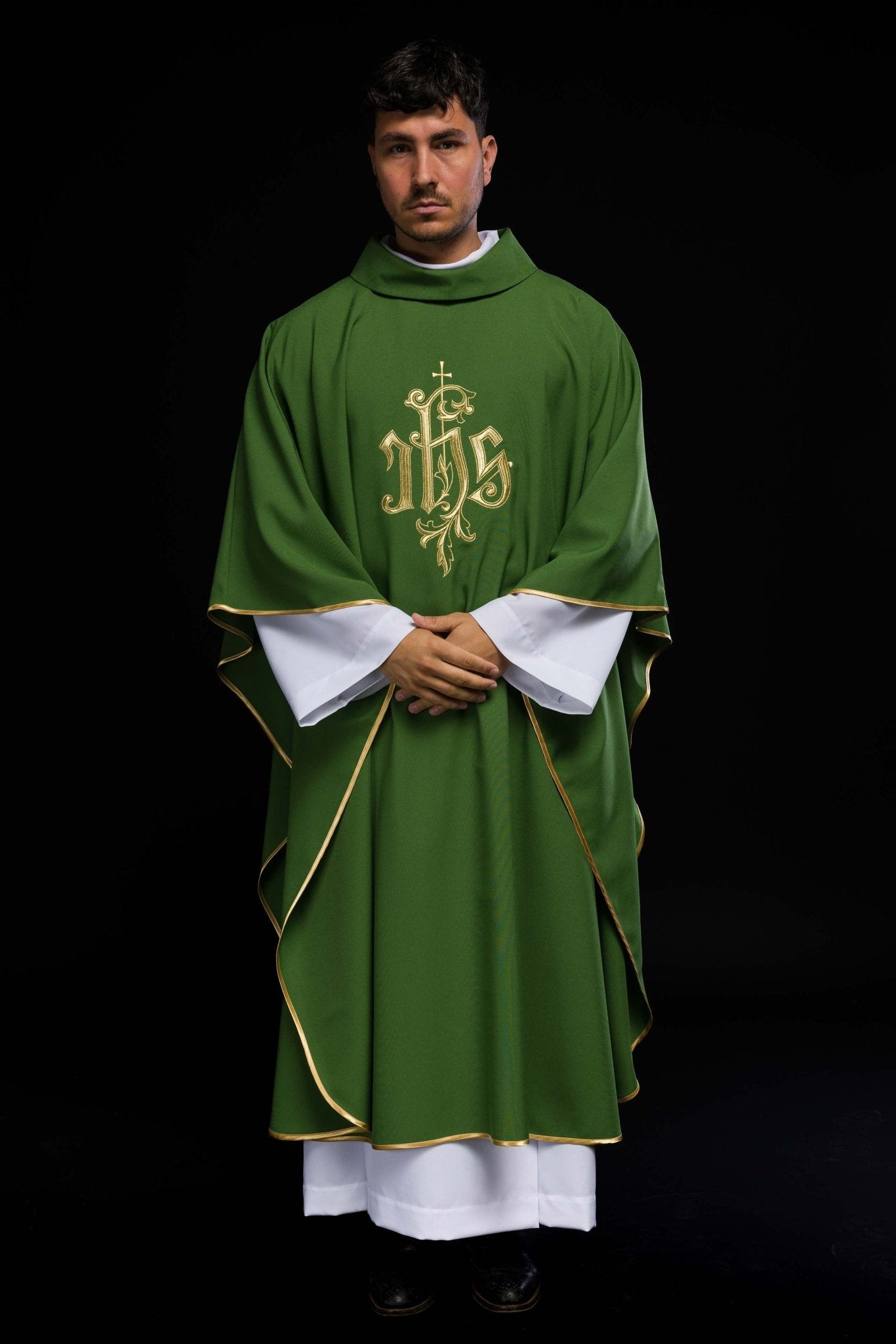 Casulla verde con bordado dorado IHS