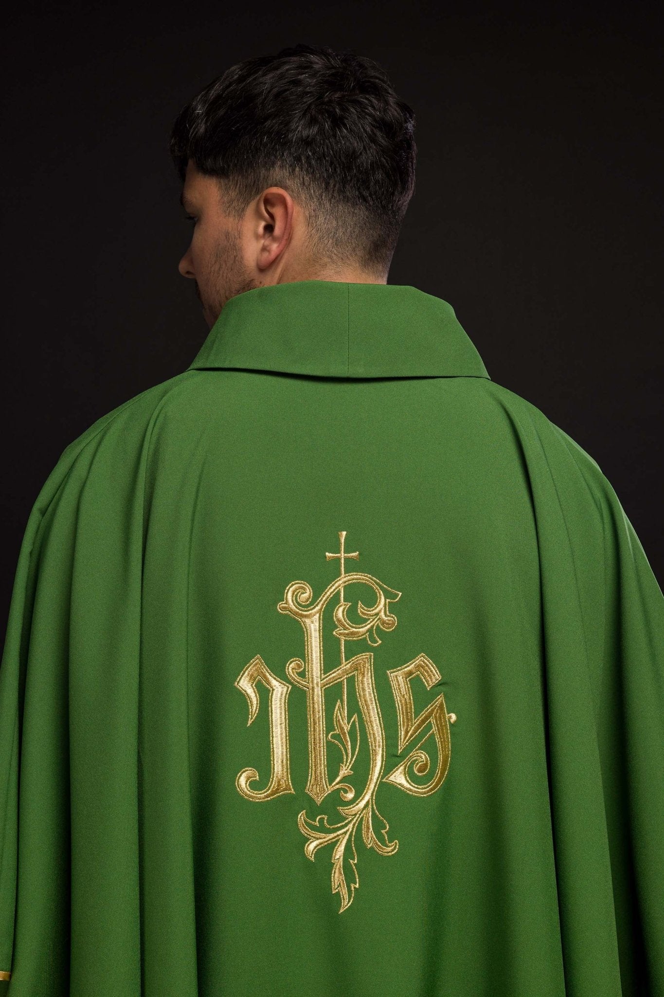 Casulla verde con bordado dorado IHS
