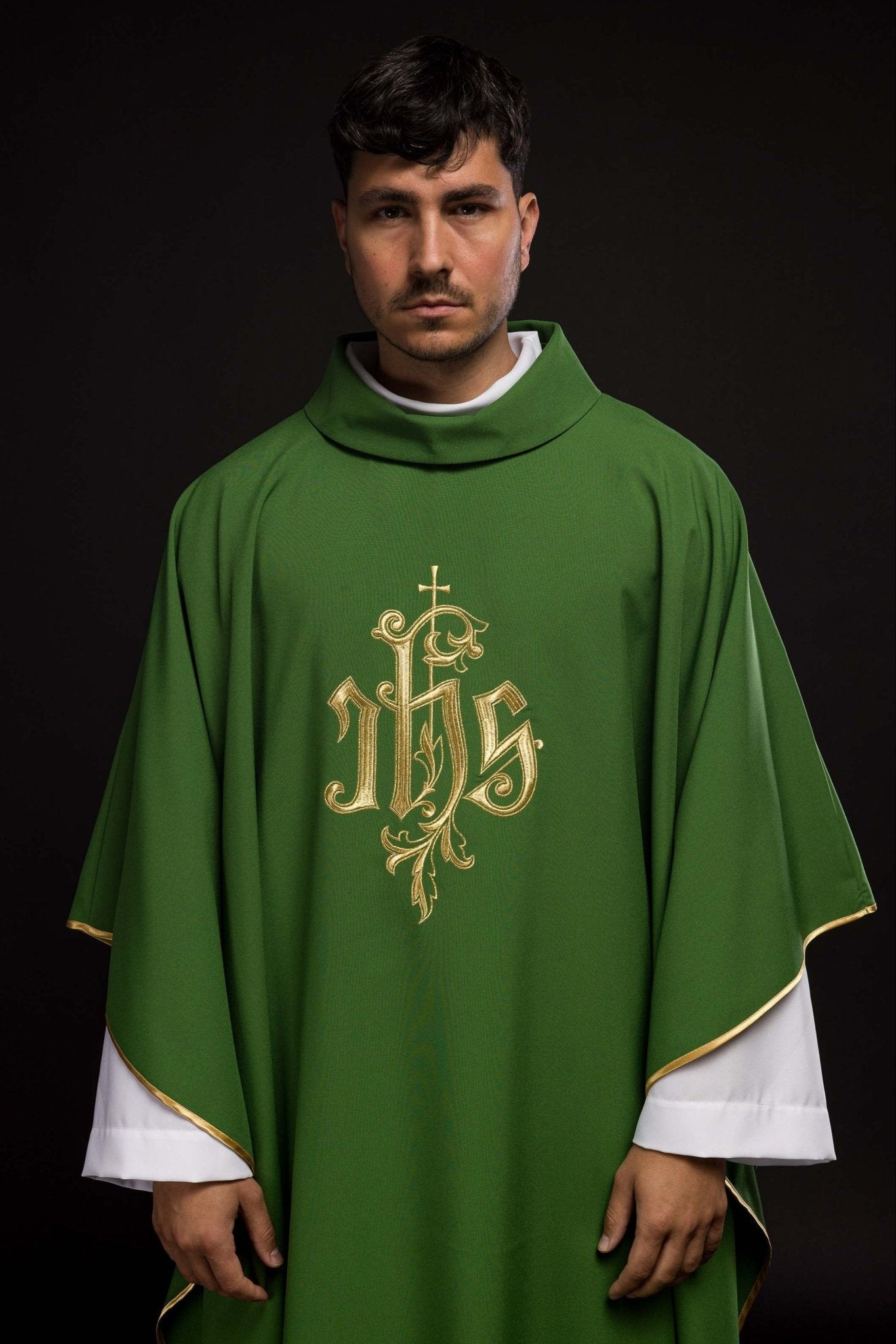 Casulla verde con bordado dorado IHS