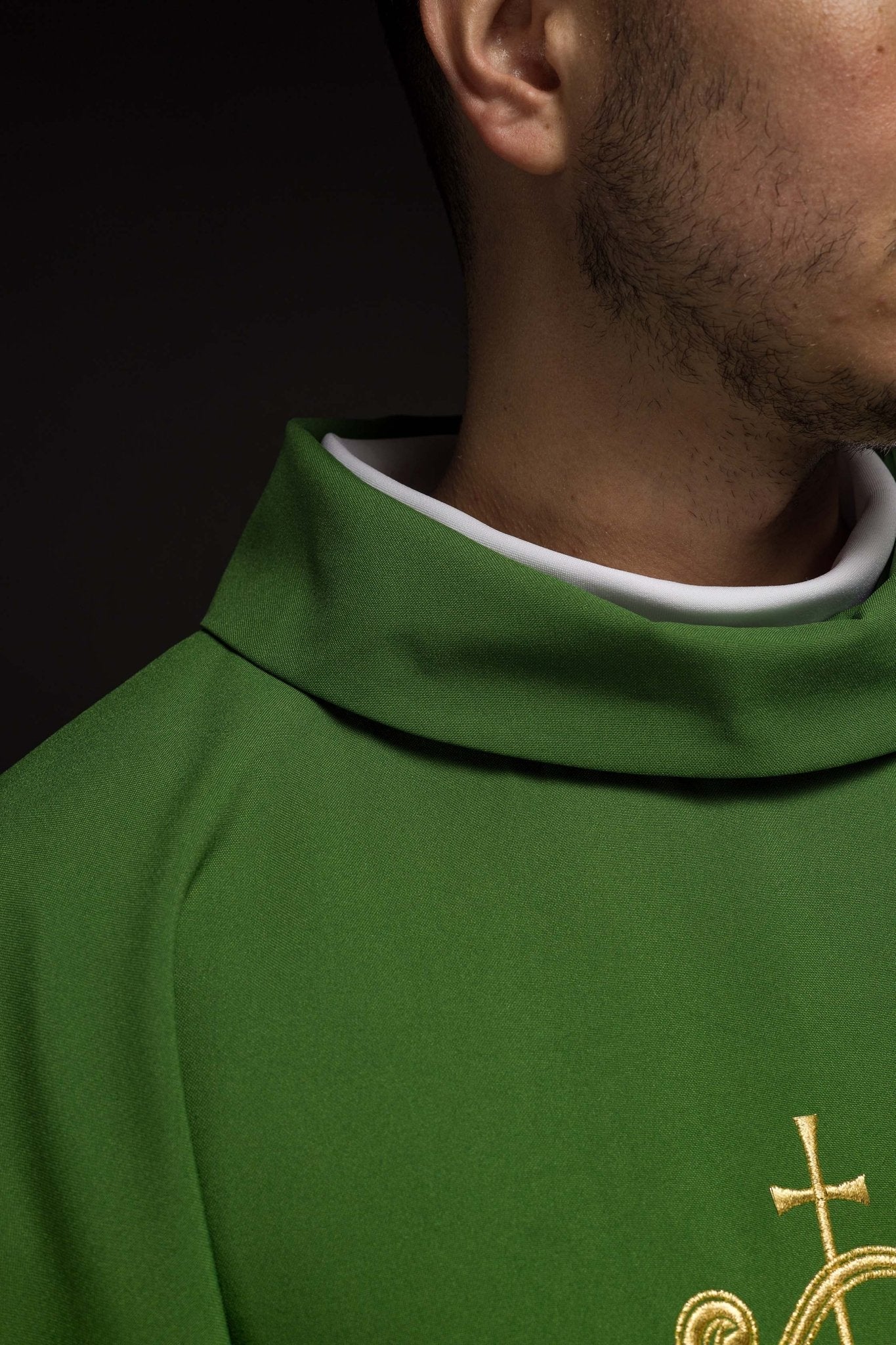 Casulla verde con bordado dorado IHS