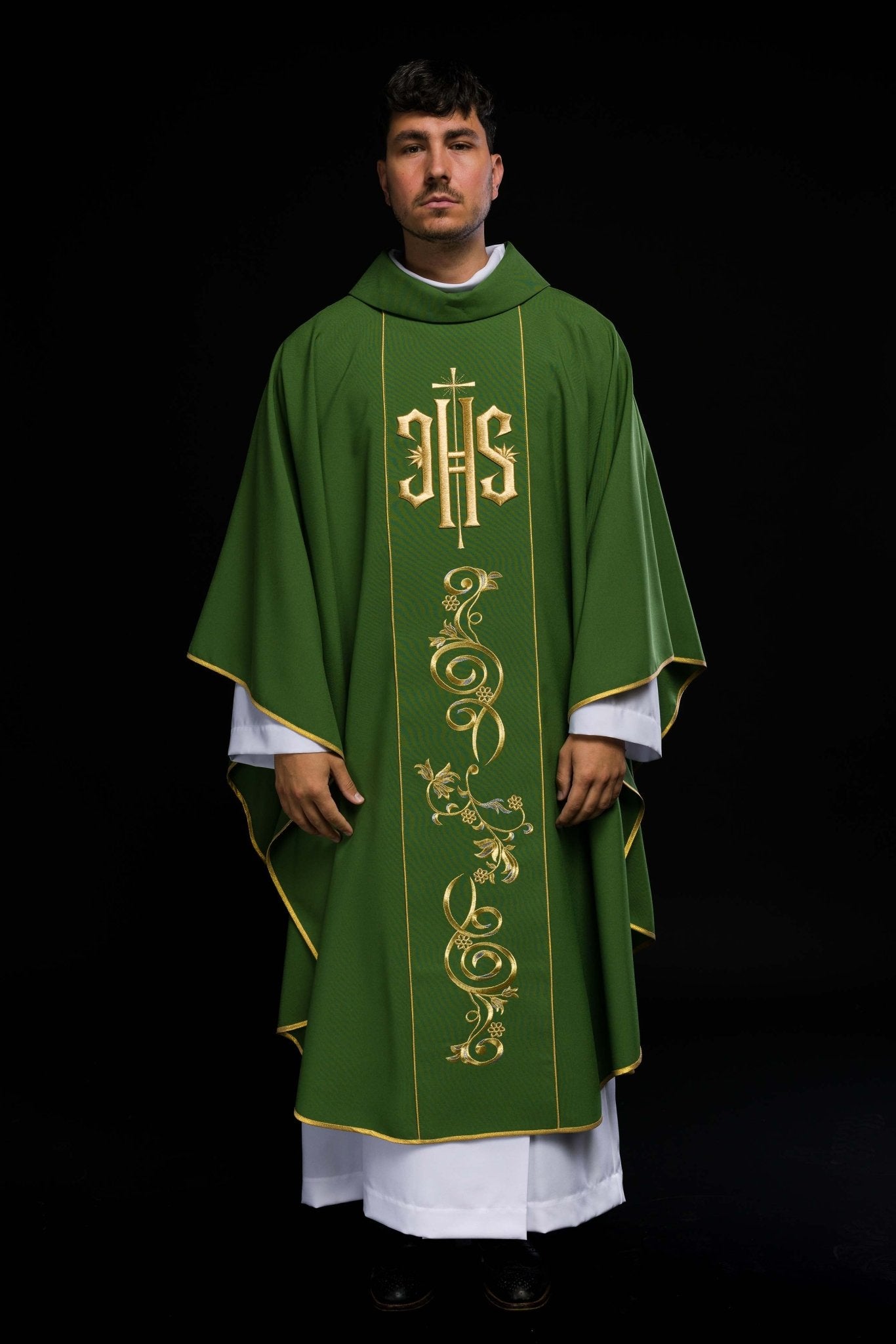 Casulla verde con bordado dorado IHS y adorno floral