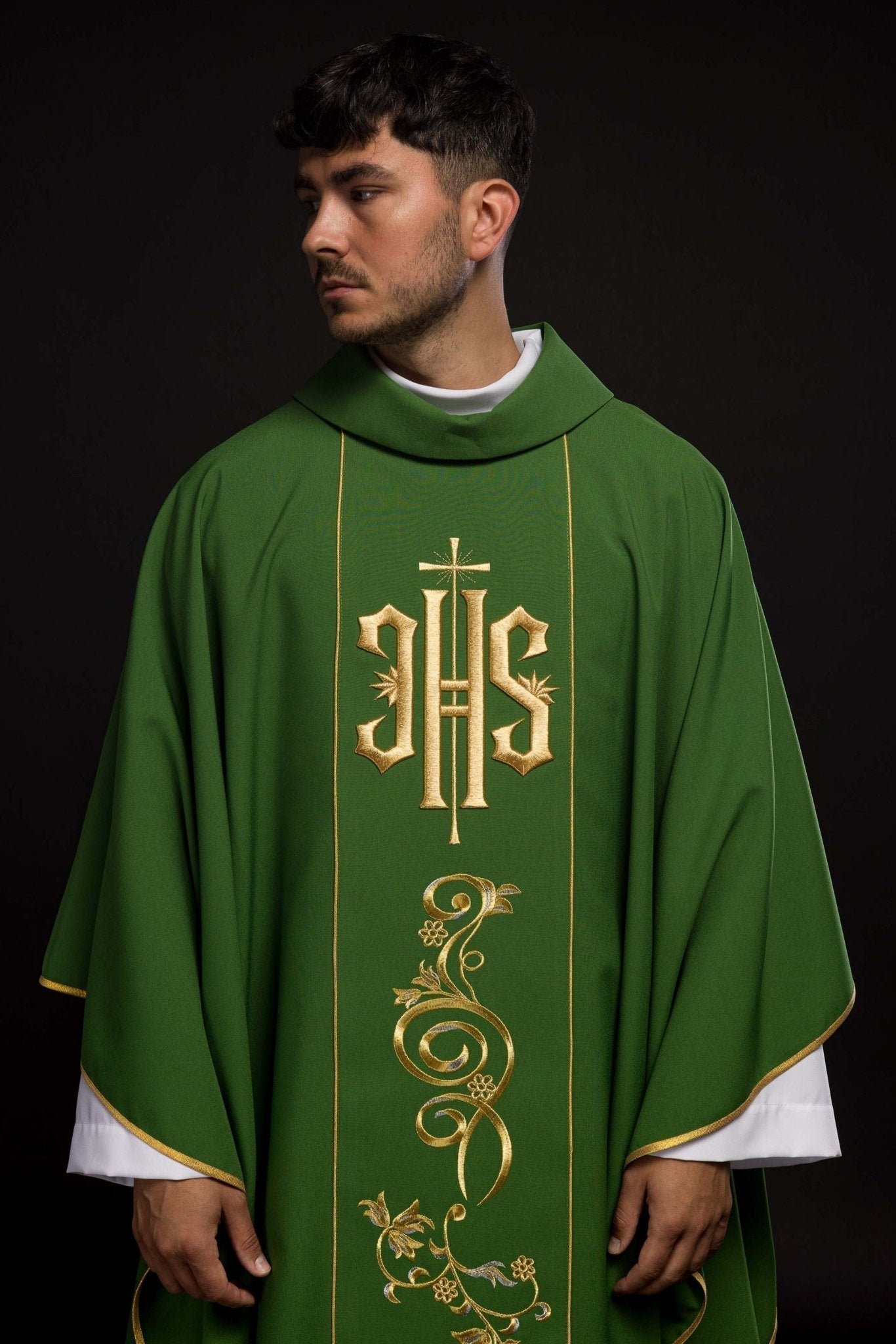 Casulla verde con bordado dorado IHS y adorno floral