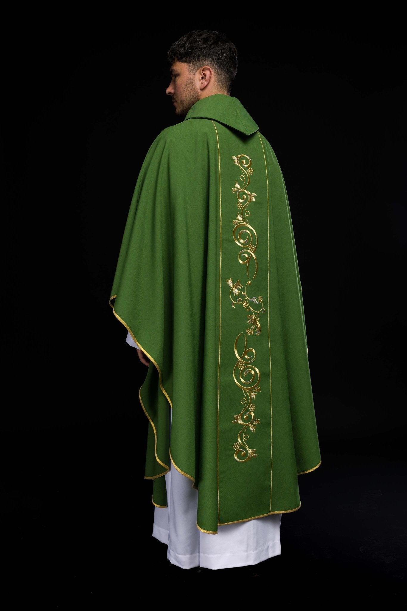 Casulla verde con bordado dorado IHS y adorno floral