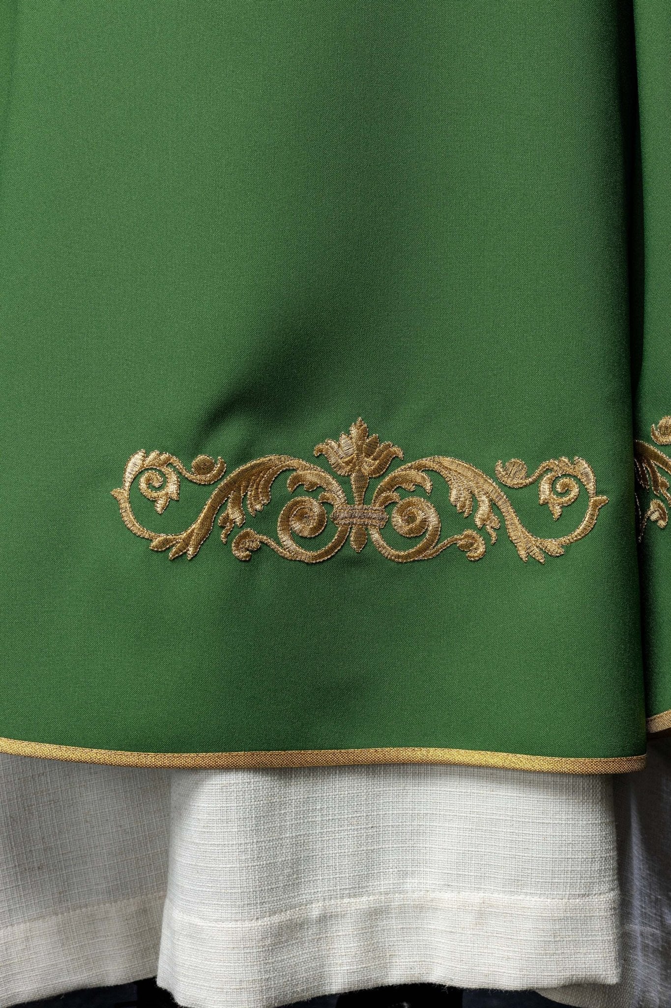Casulla verde con bordado Floral e IHS