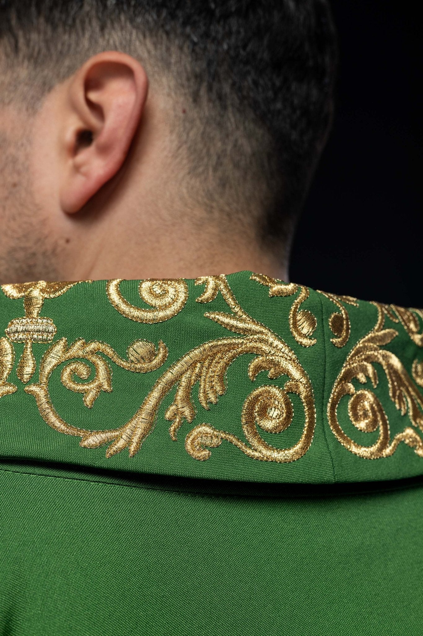 Casulla verde con bordado Floral e IHS