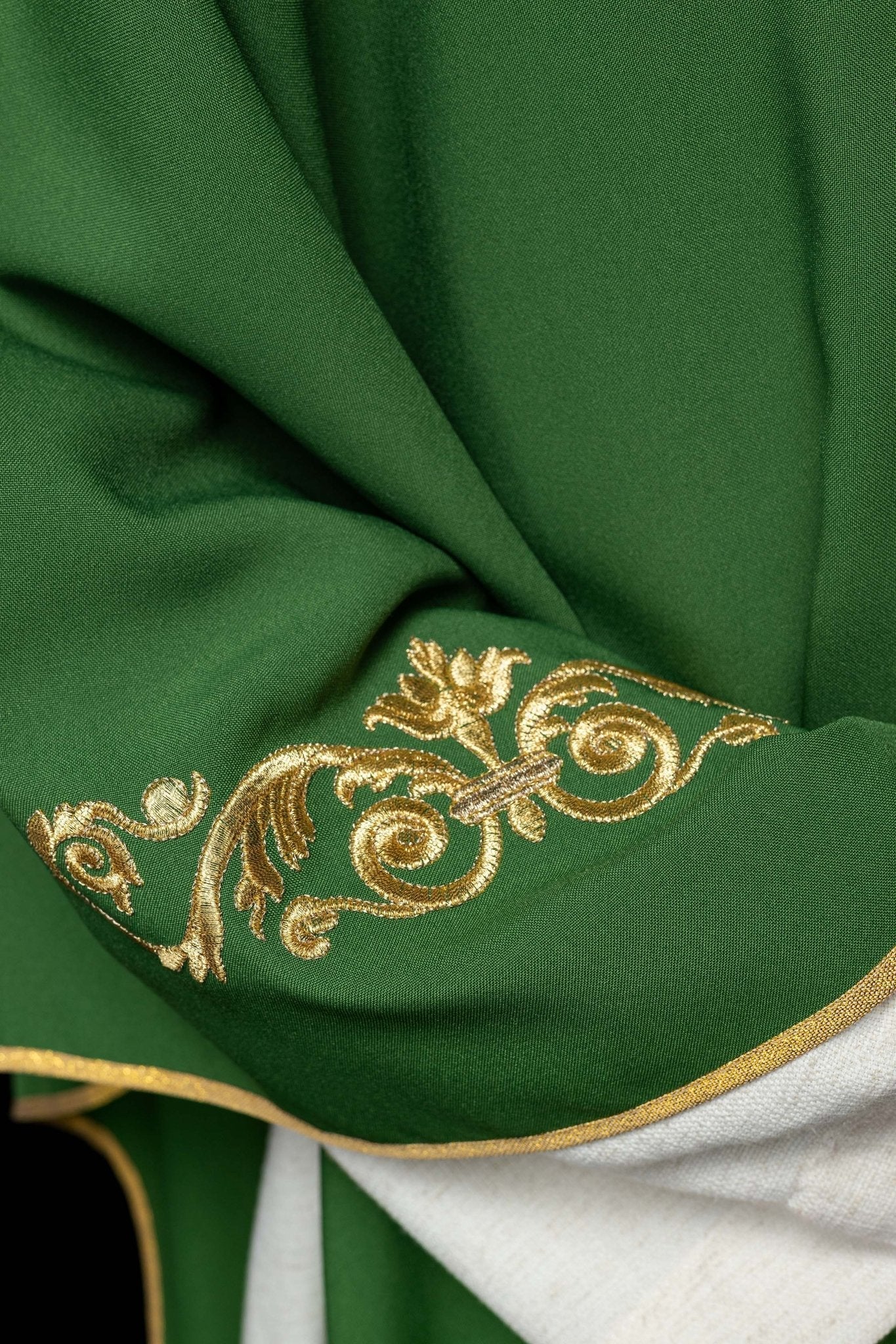 Casulla verde con bordado Floral e IHS