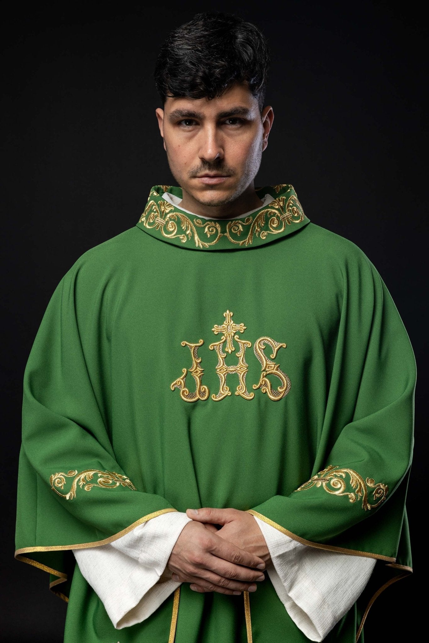 Casulla verde con bordado Floral e IHS