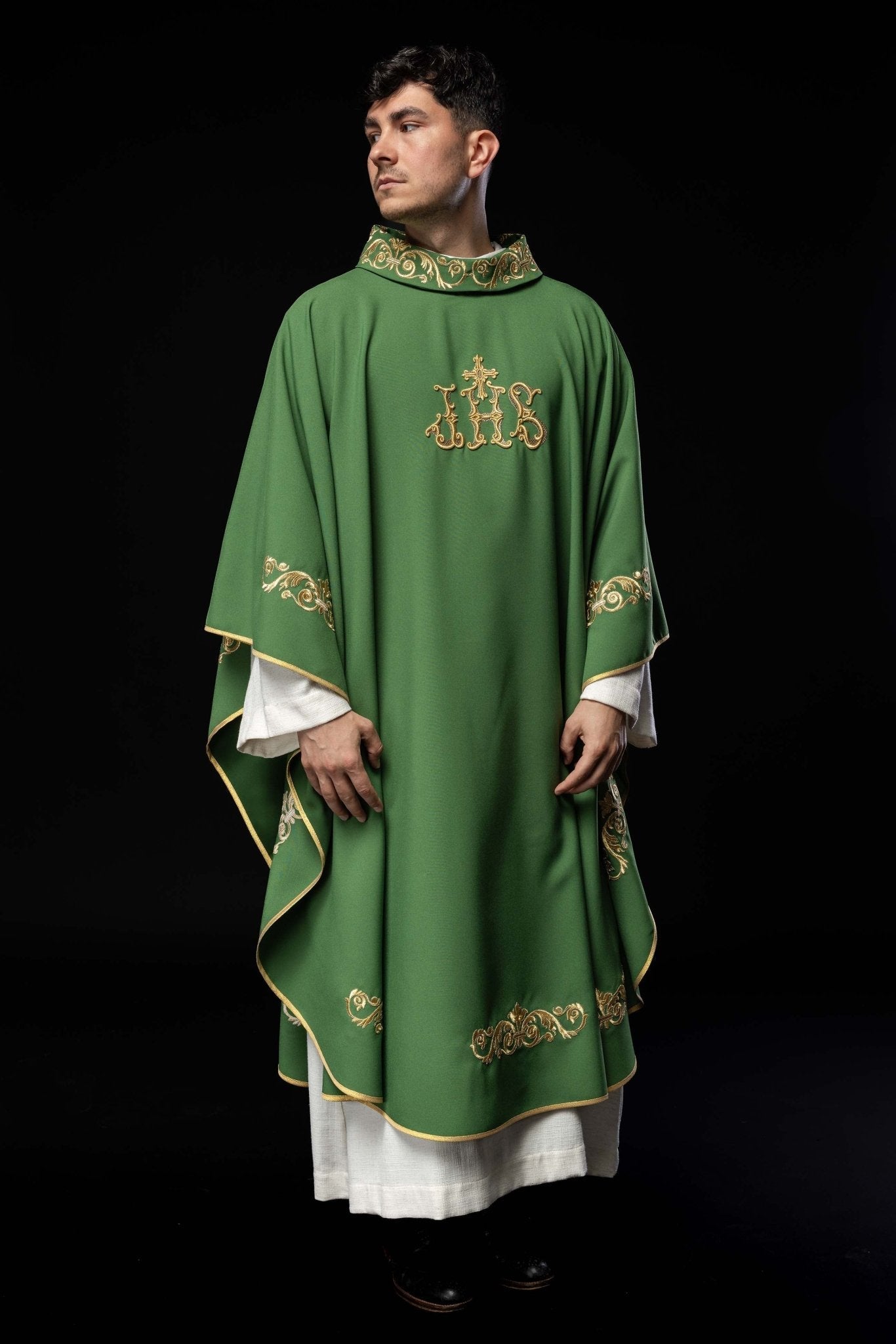 Casulla verde con bordado Floral e IHS