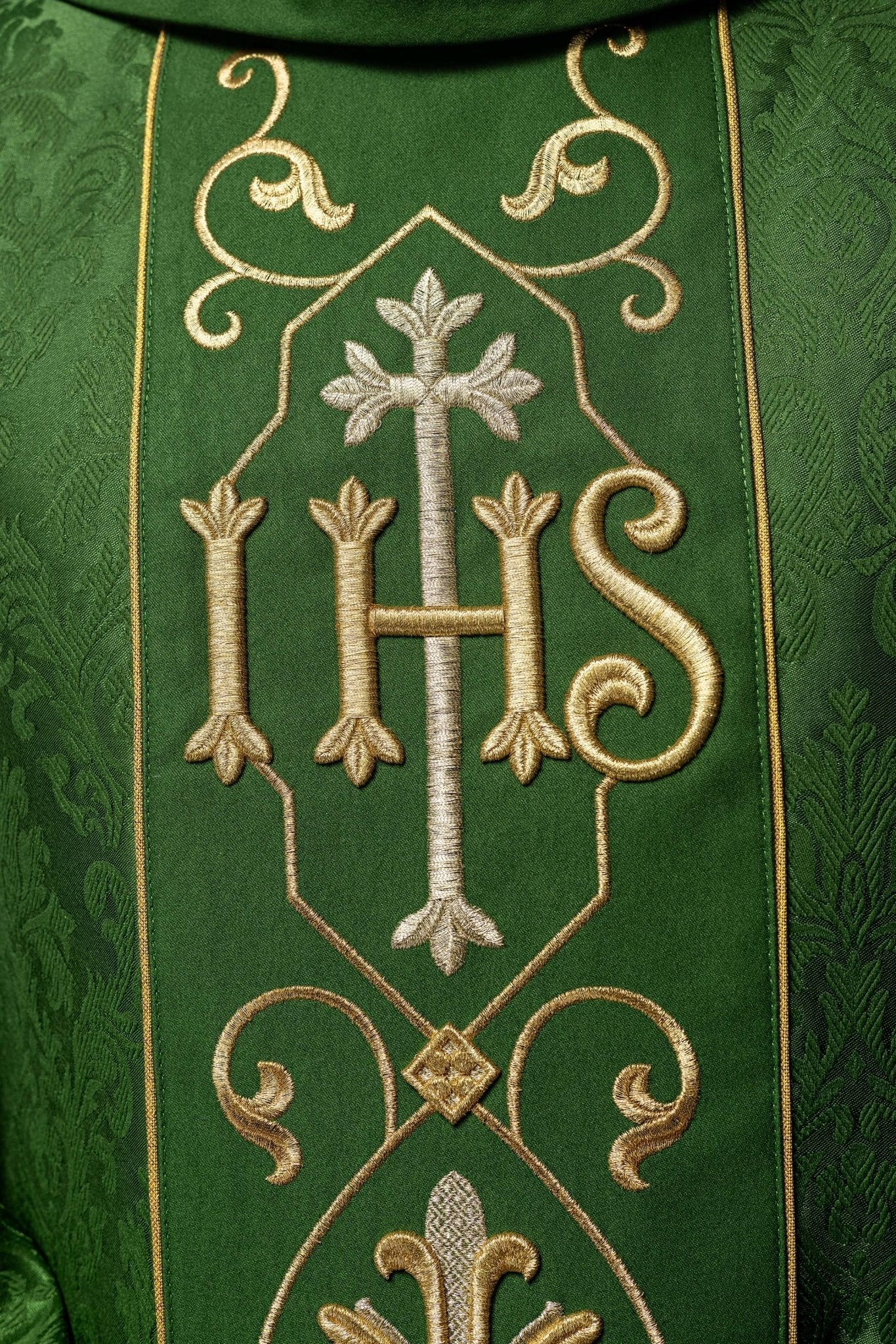 Casulla verde con bordado IHS ; la tela decorativa