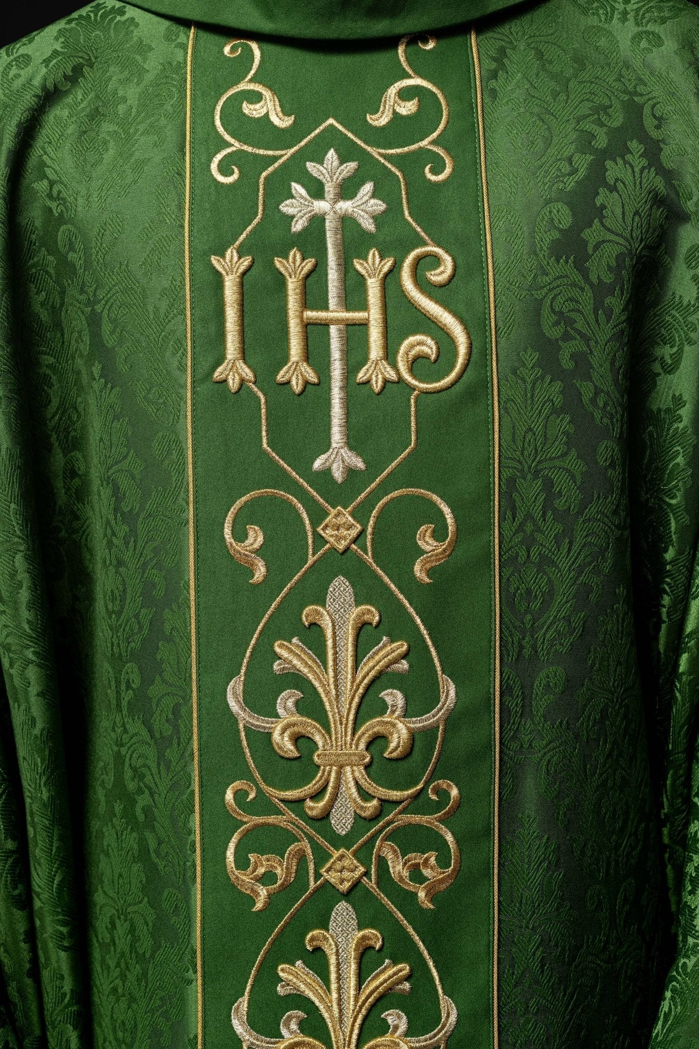 Casulla verde con bordado IHS ; la tela decorativa