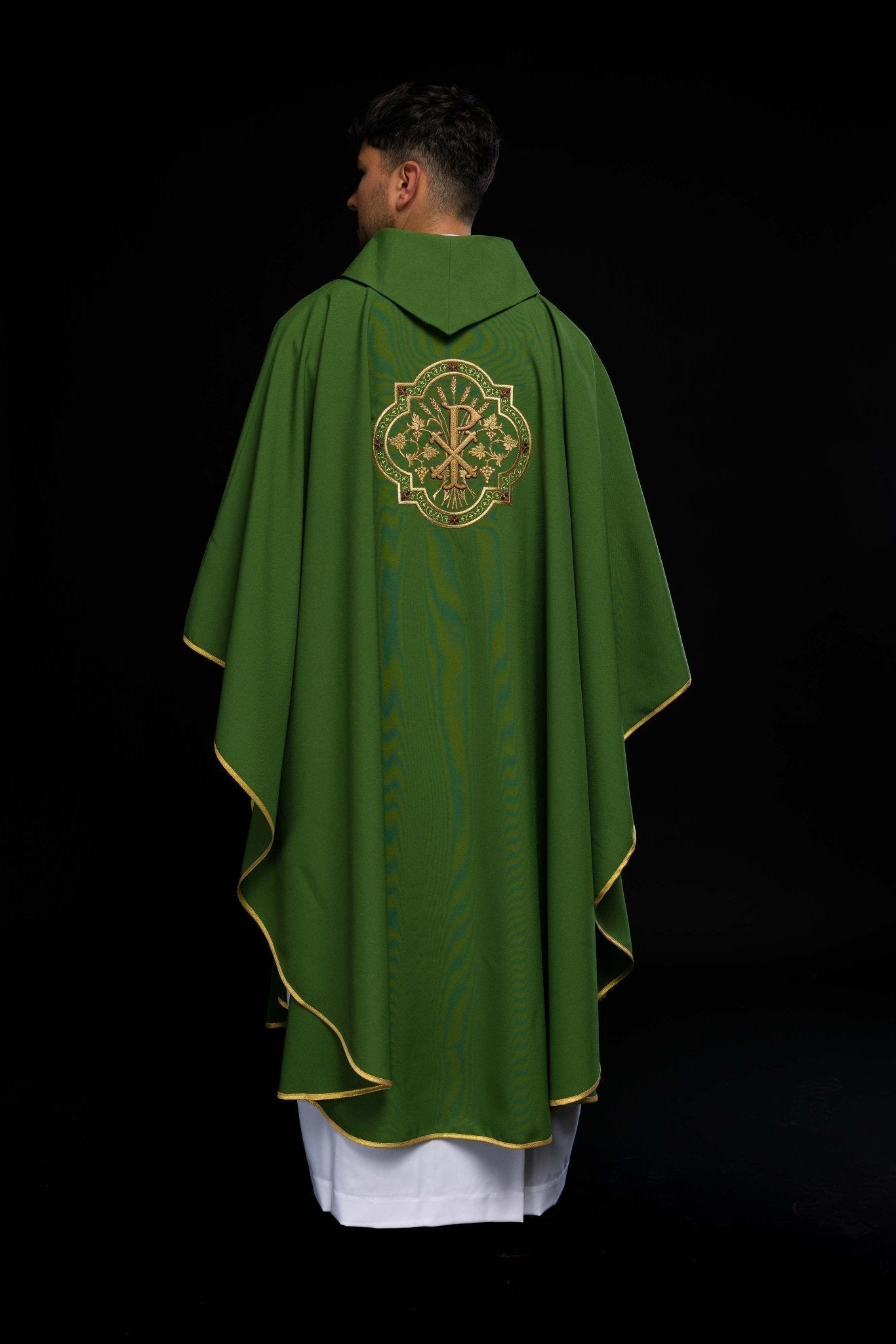 Casulla verde con bordados IHS y PAX