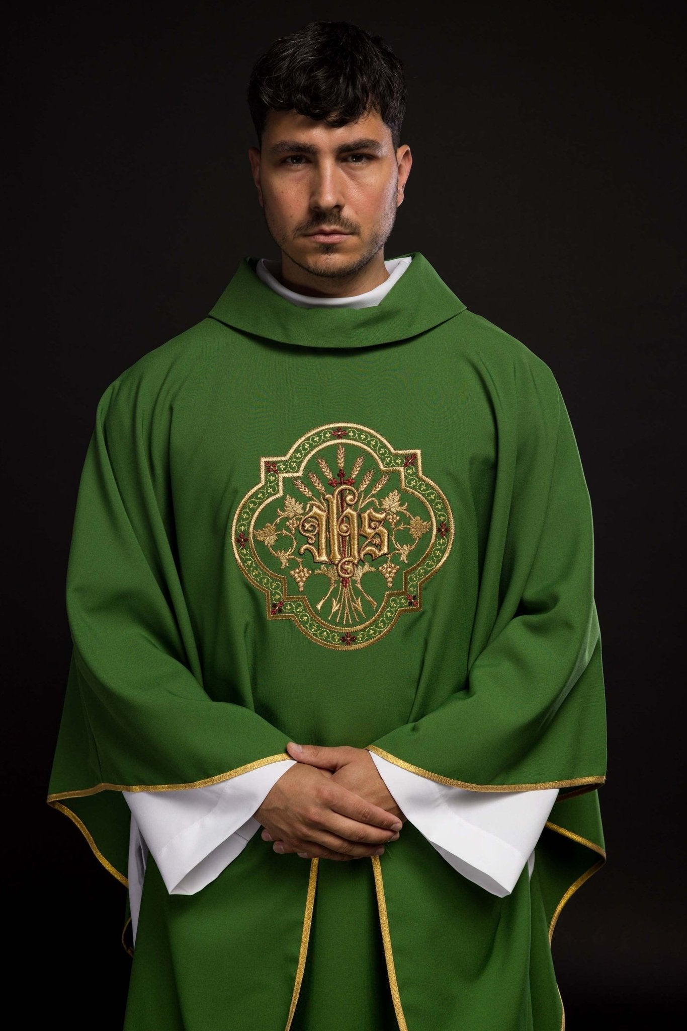 Casulla verde con bordados IHS y PAX