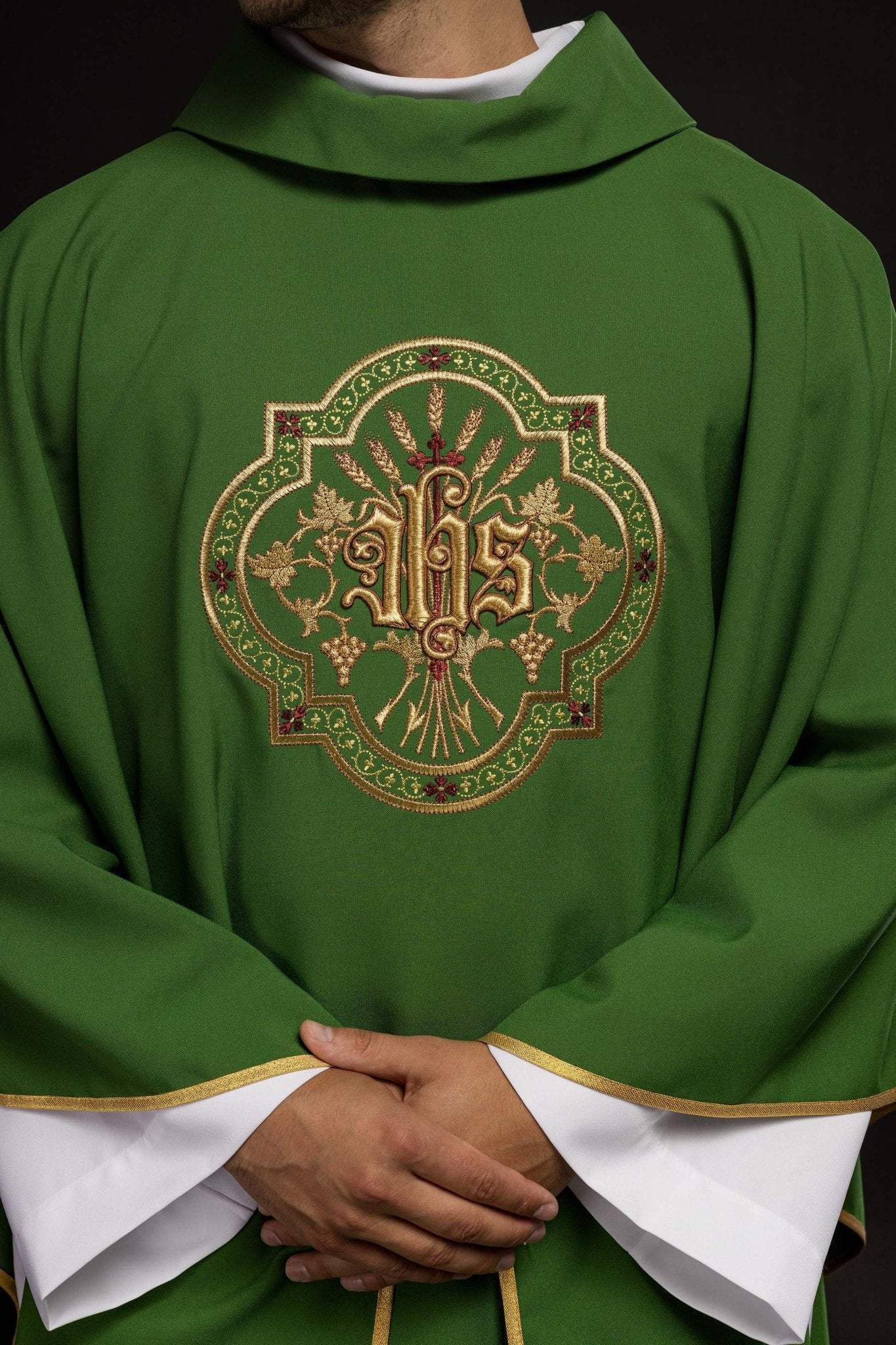 Casulla verde con bordados IHS y PAX