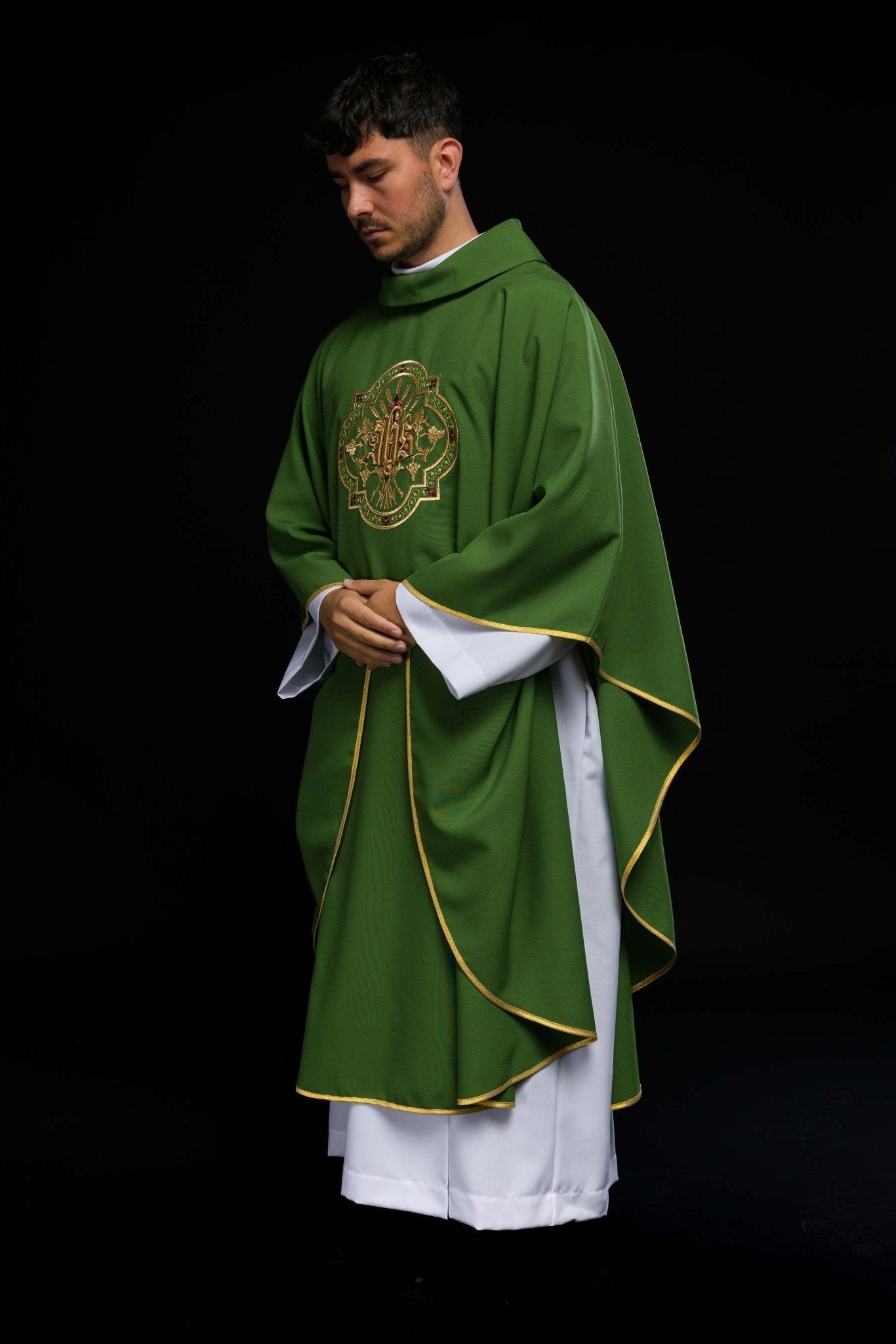 Casulla verde con bordados IHS y PAX