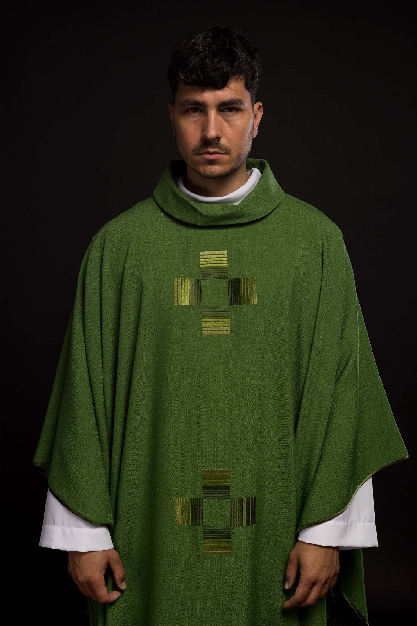Casulla verde con cruces bordadas