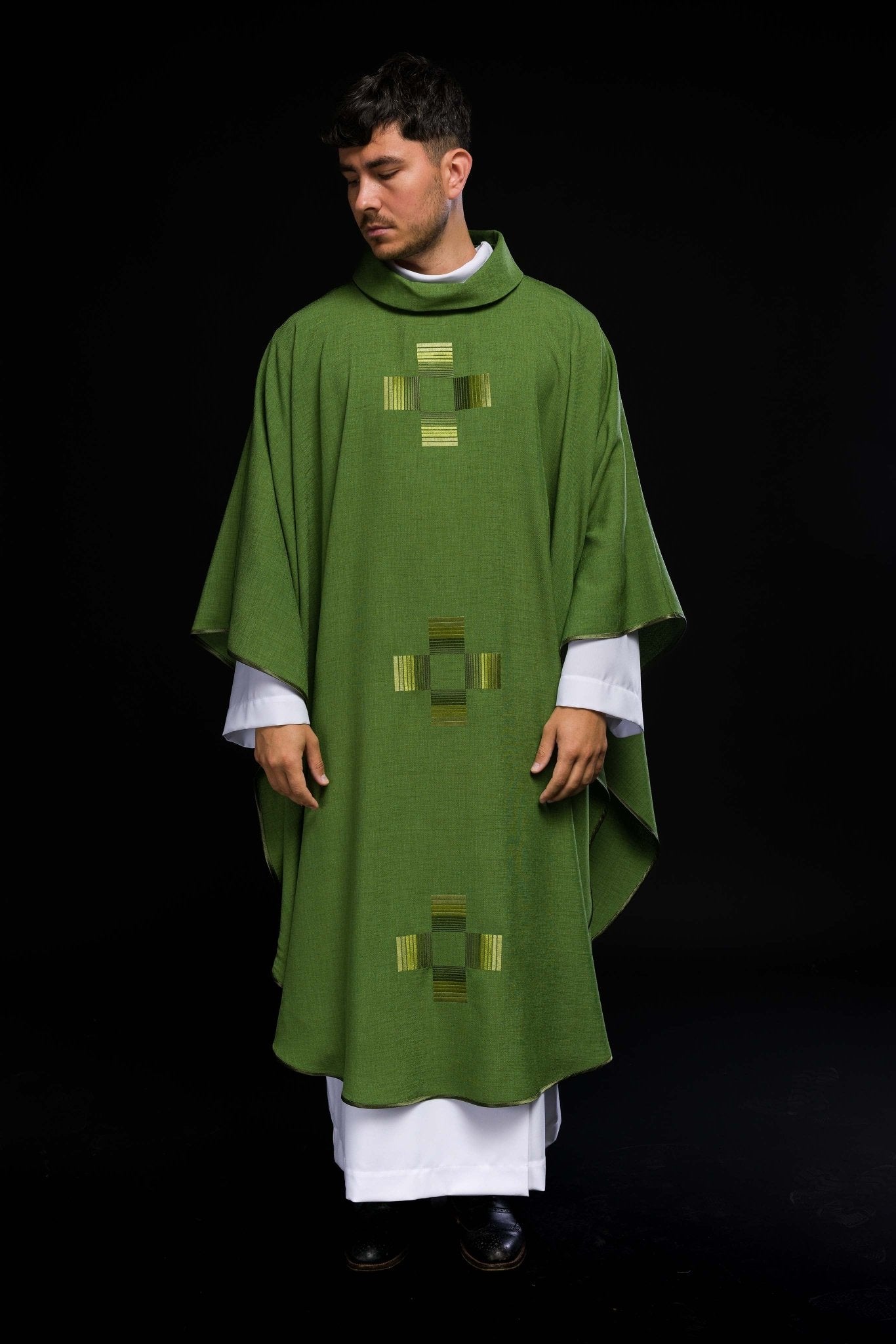 Casulla verde con cruces bordadas
