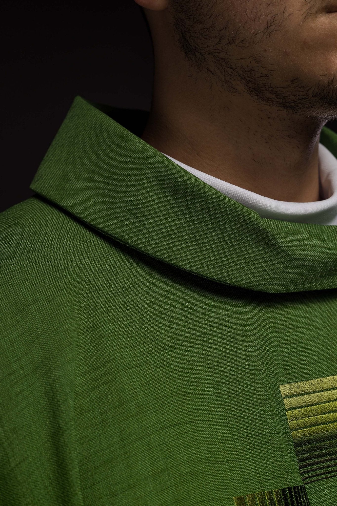 Casulla verde con cruces bordadas