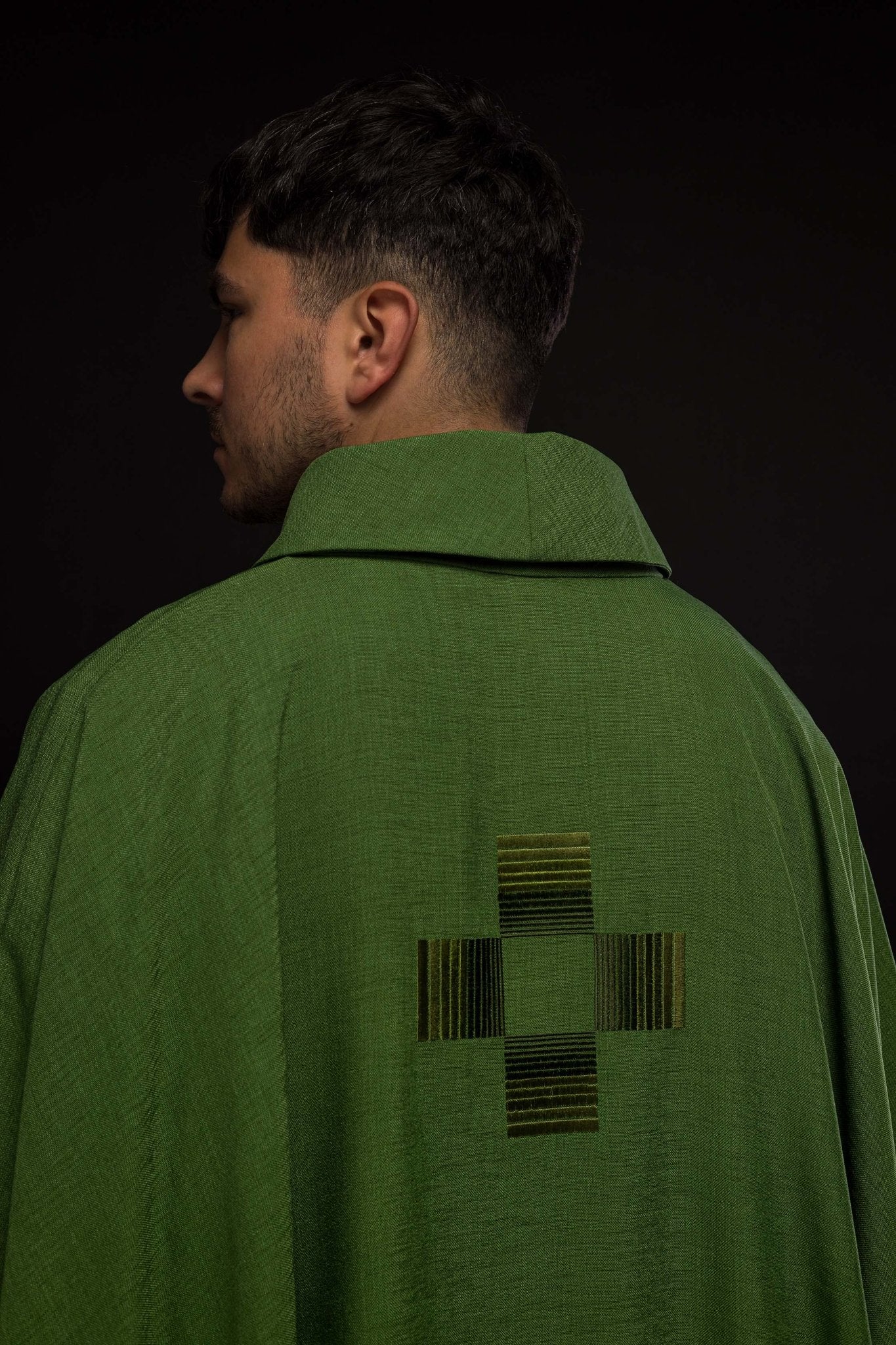 Casulla verde con cruces bordadas