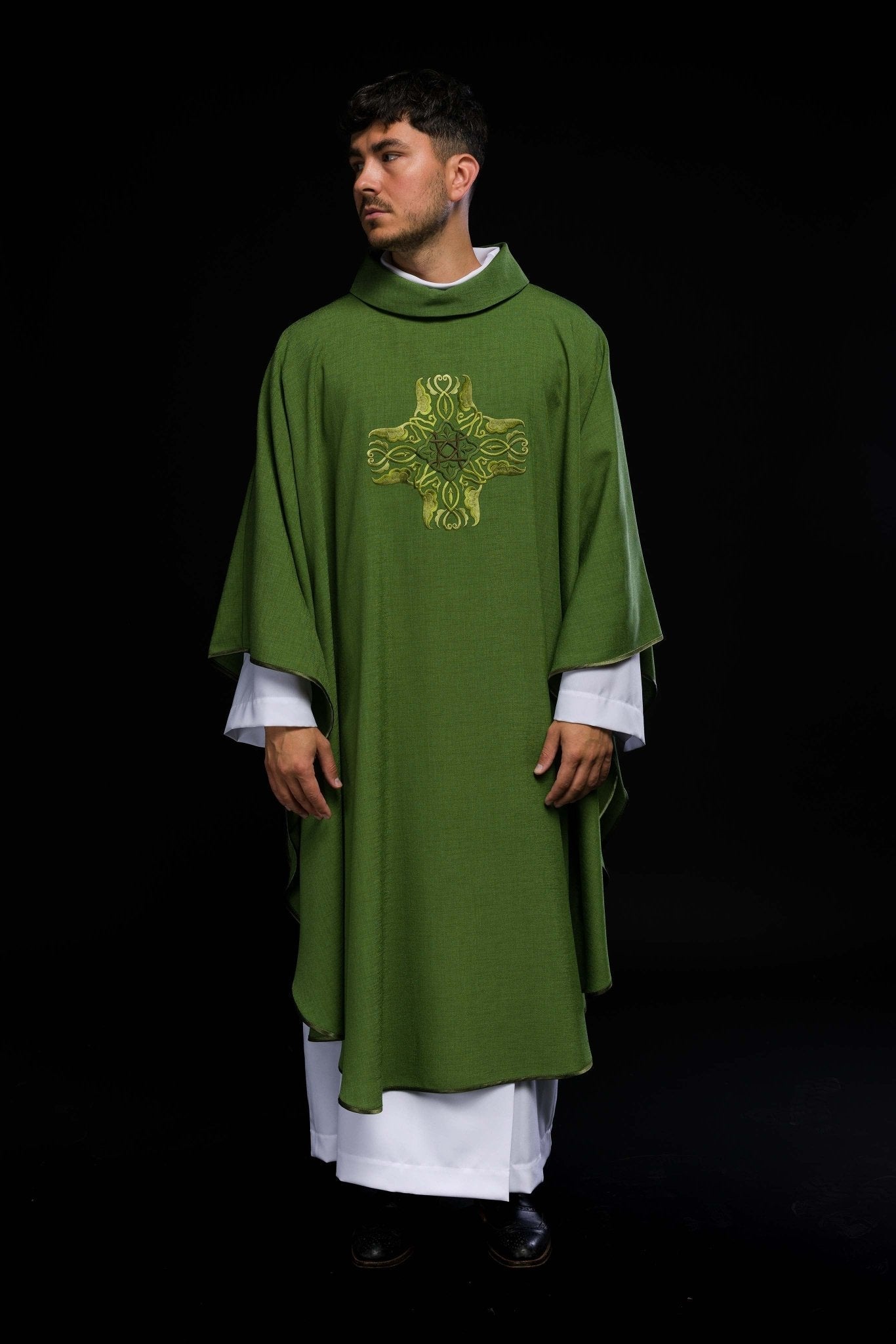 Casulla verde con Cruz bordado