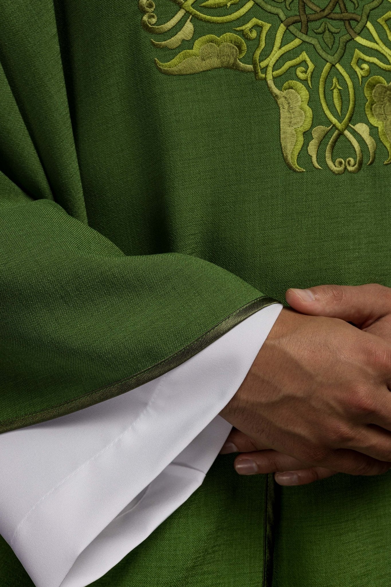 Casulla verde con Cruz bordado