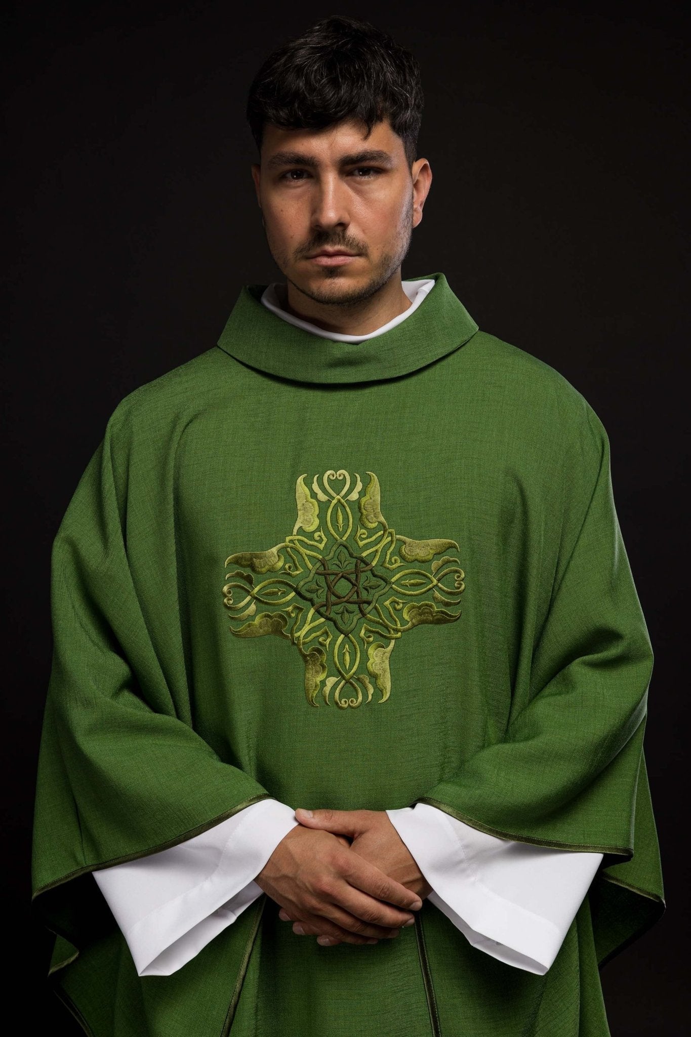 Casulla verde con Cruz bordado