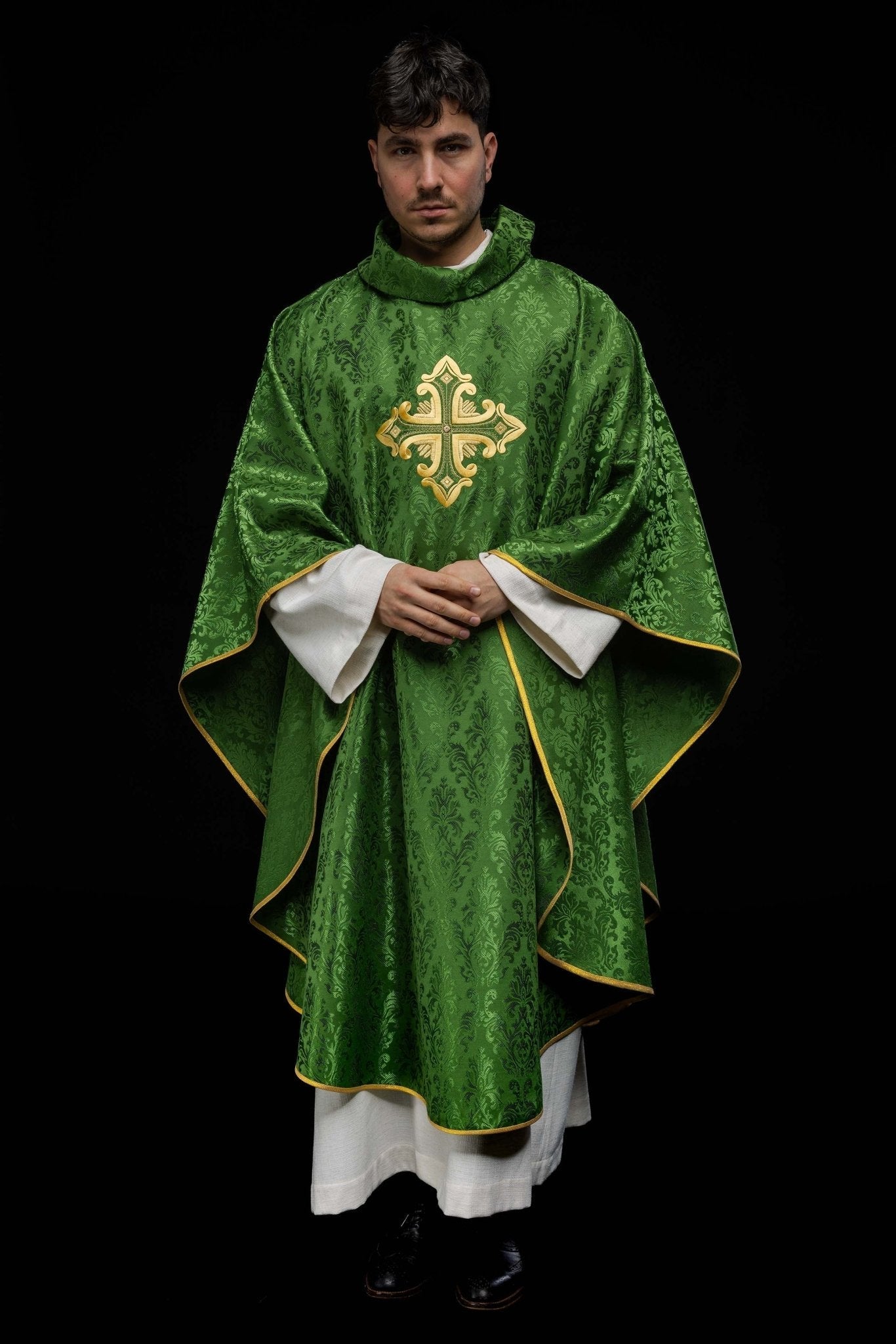 Casulla verde con cruz cosida en tela estampada