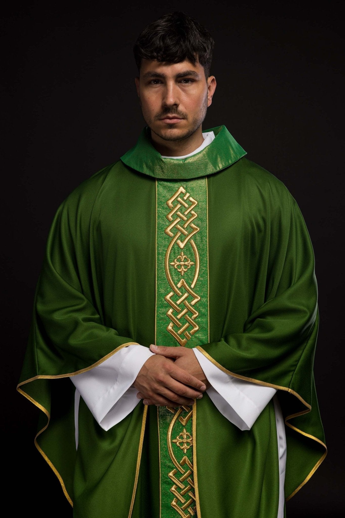 Casulla verde con galón ricamente bordado