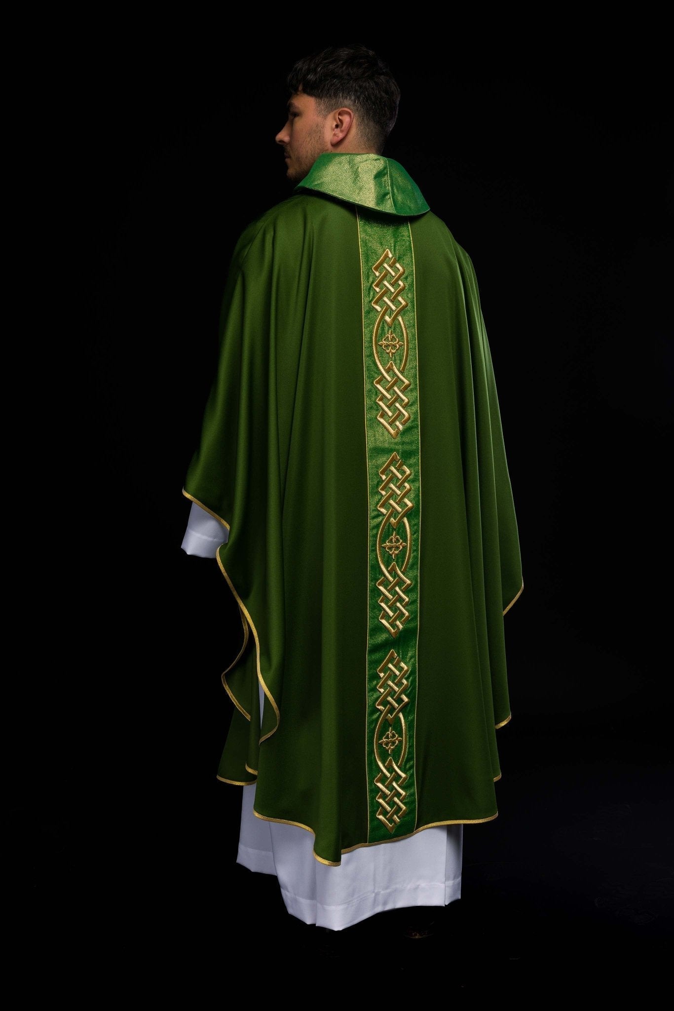Casulla verde con galón ricamente bordado