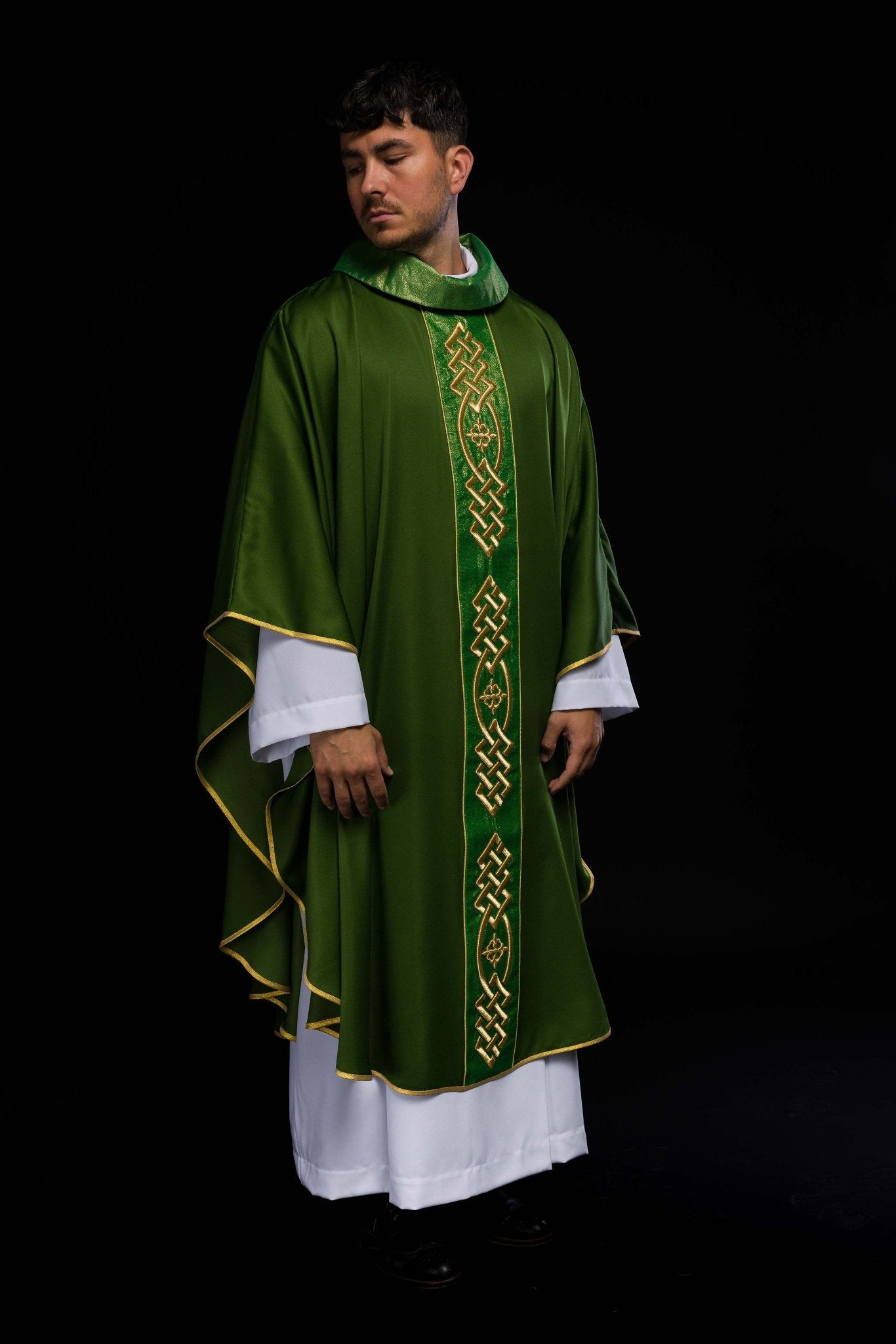 Casulla verde con galón ricamente bordado