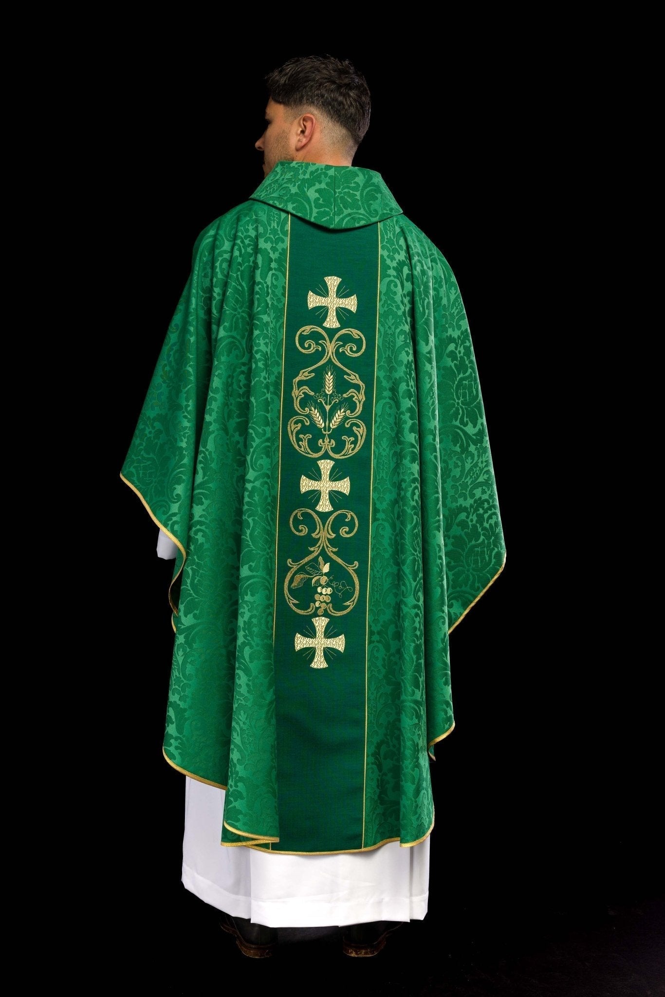 Casulla verde con galón ricamente bordado