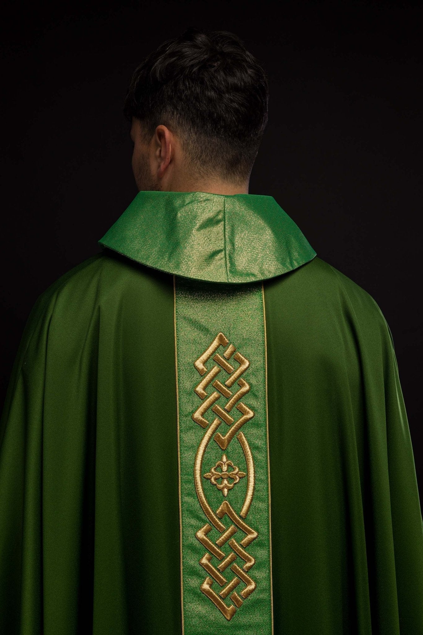 Casulla verde con galón ricamente bordado