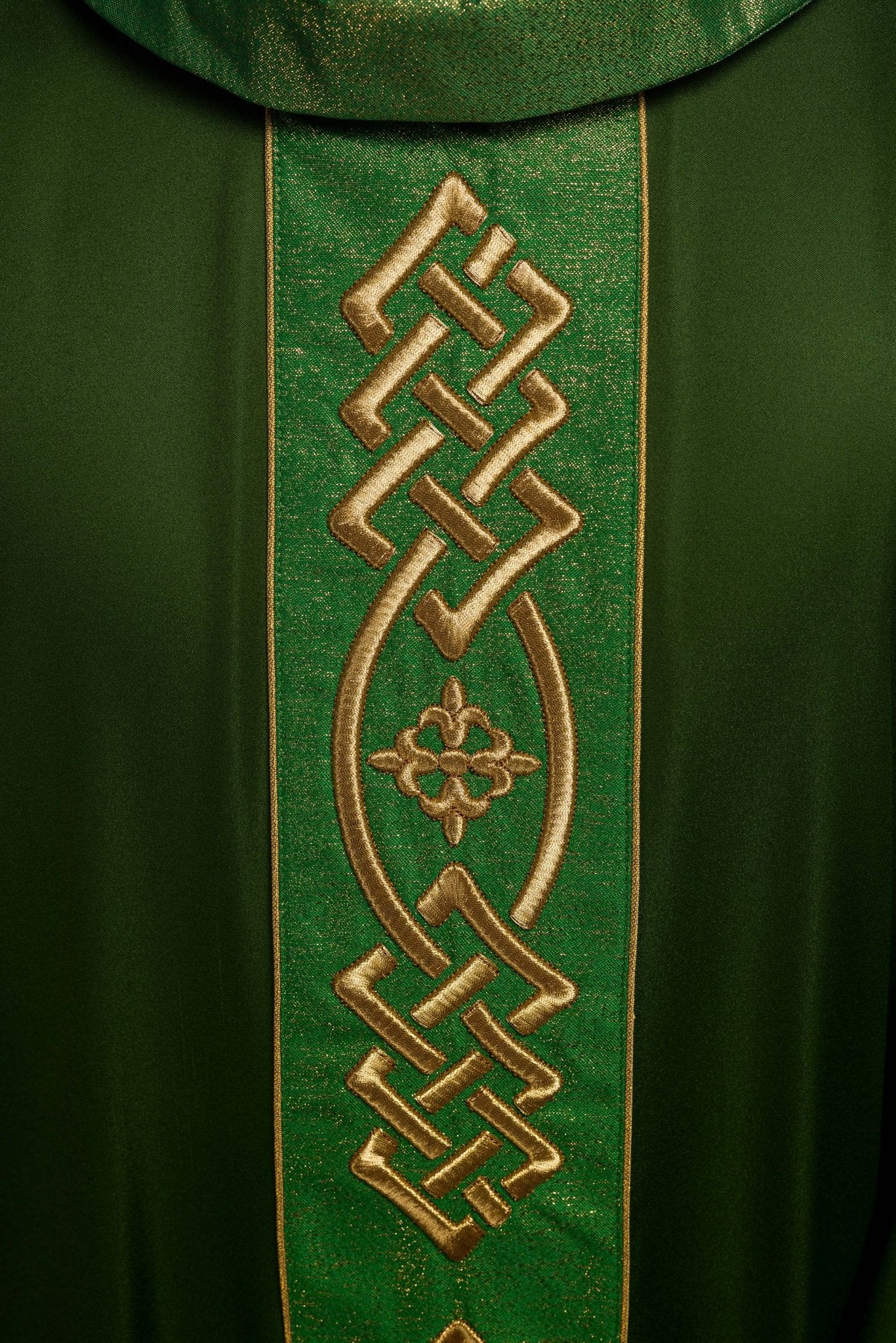 Casulla verde con galón ricamente bordado