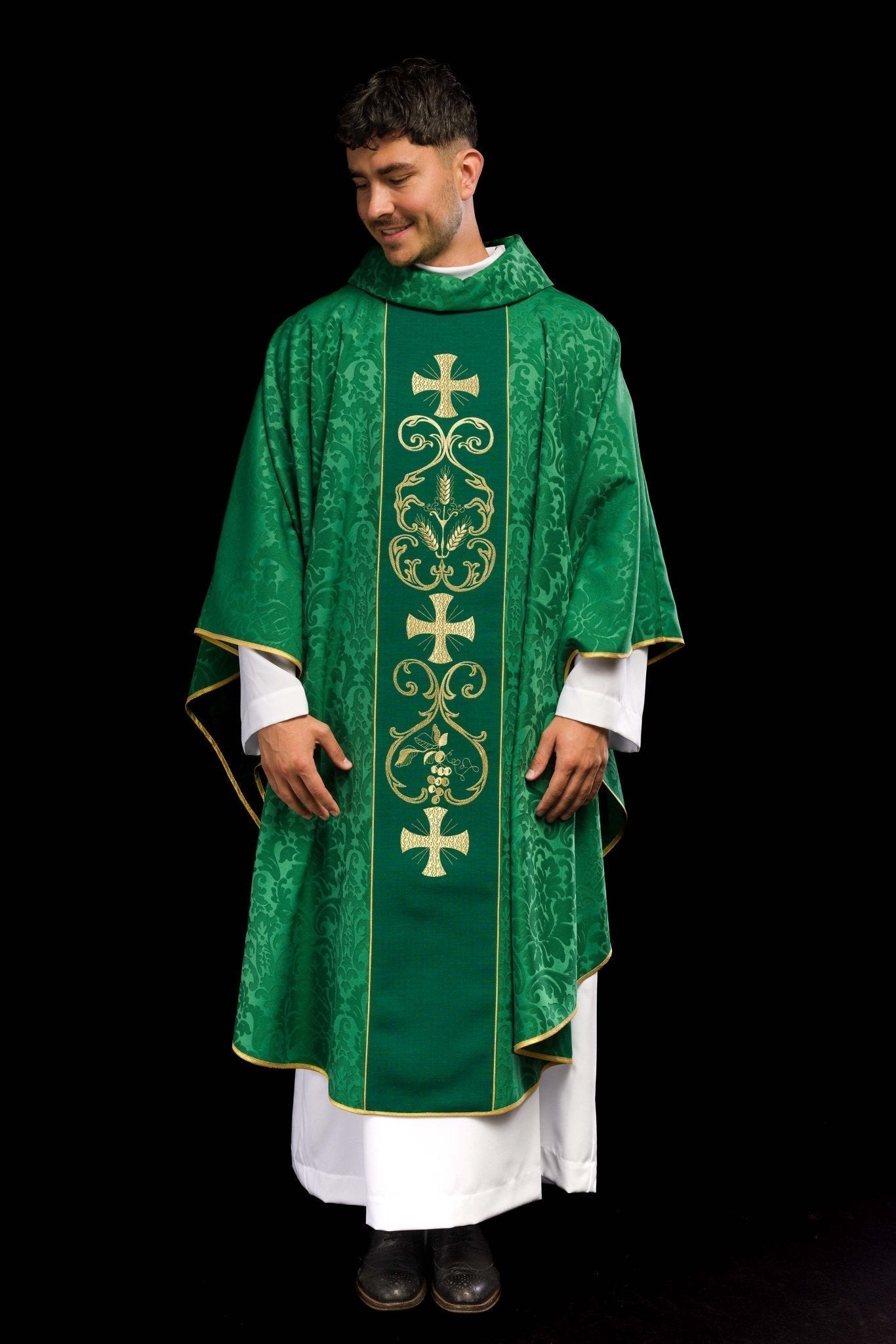 Casulla verde con galón ricamente bordado