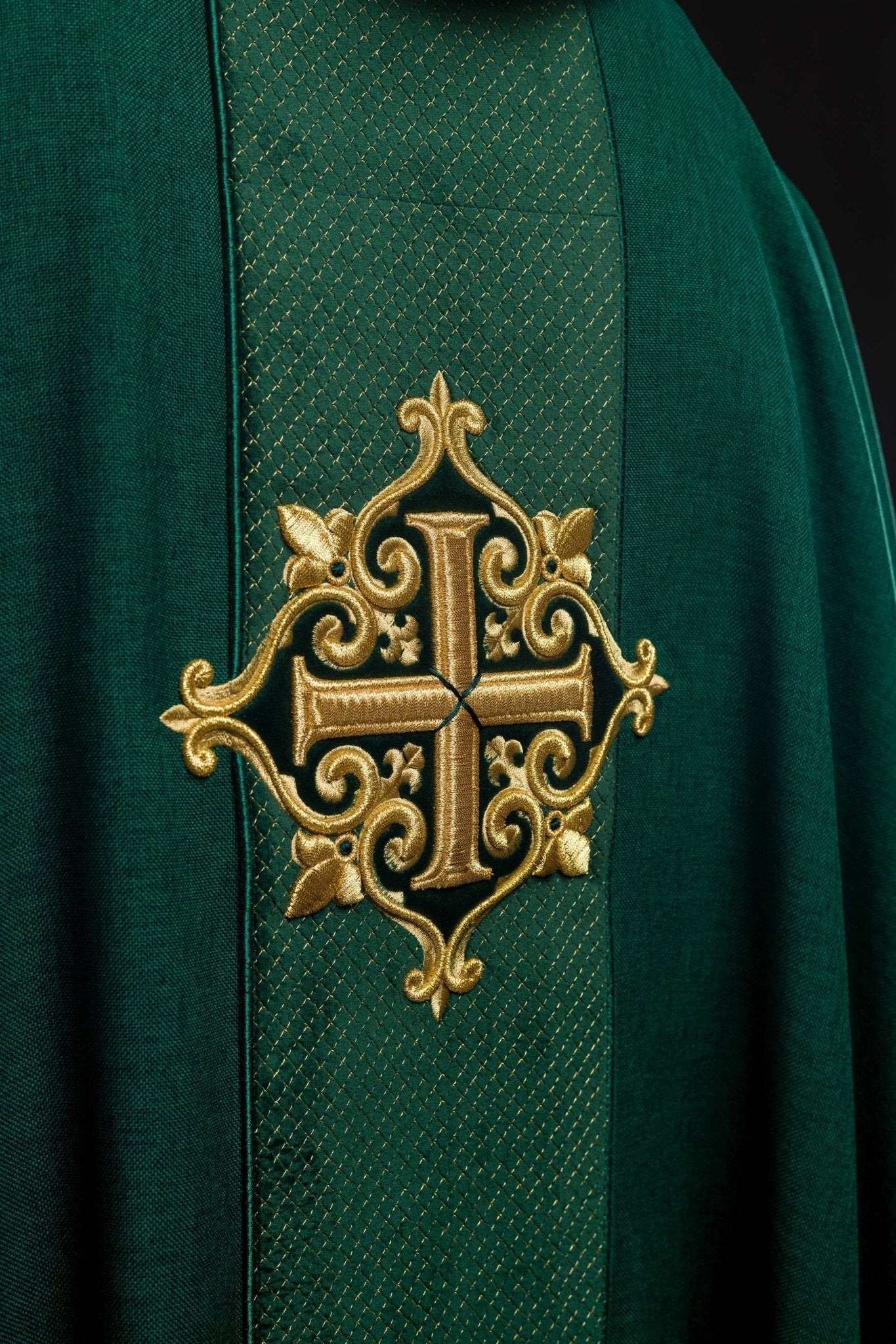 Casulla verde con galón terciopelo ricamente bordado Cruces