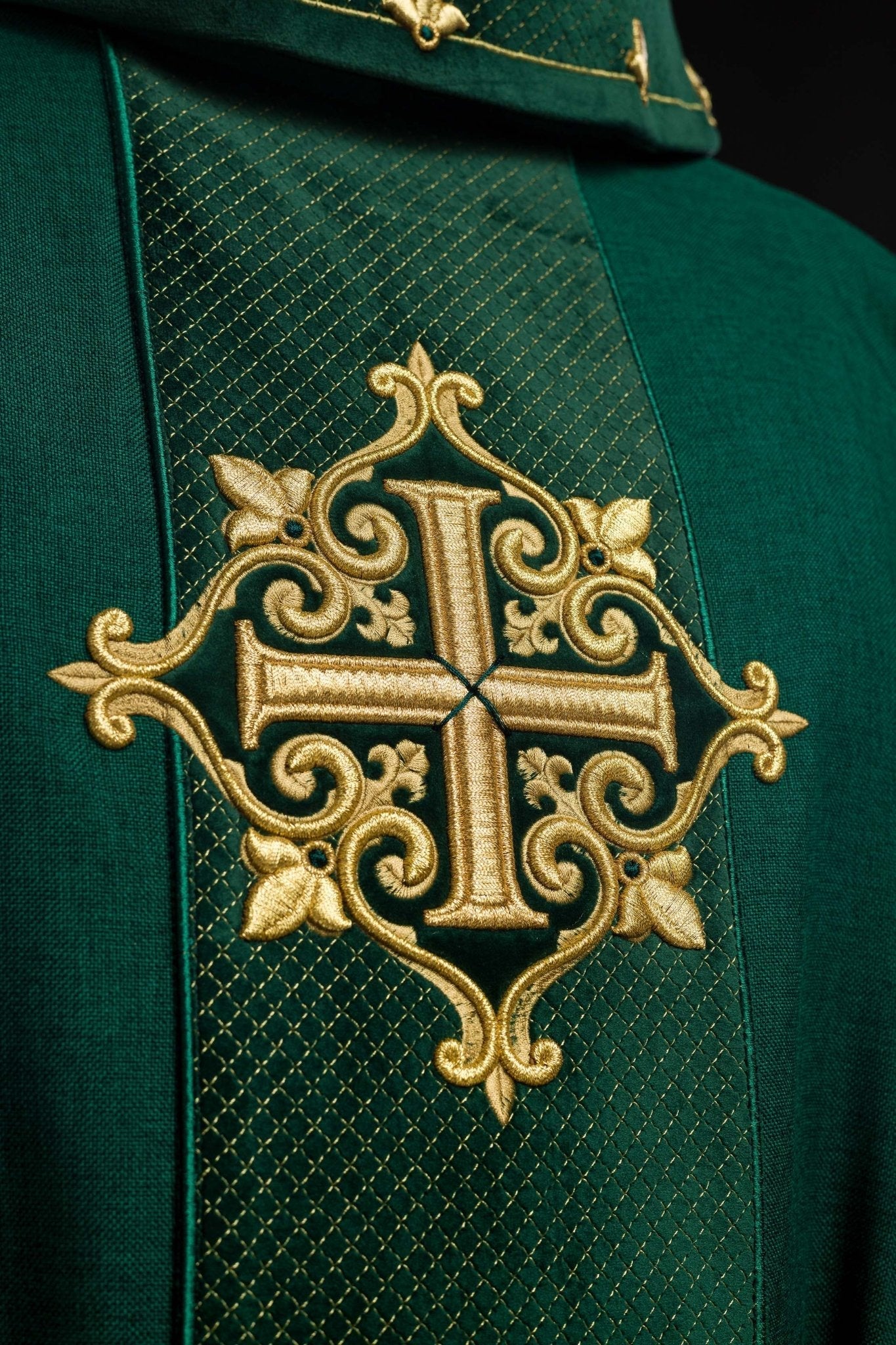 Casulla verde con galón terciopelo ricamente bordado Cruces