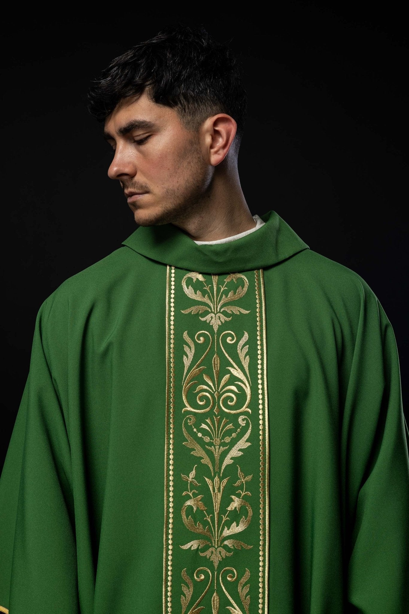 Casulla verde con motivo bordado dorado
