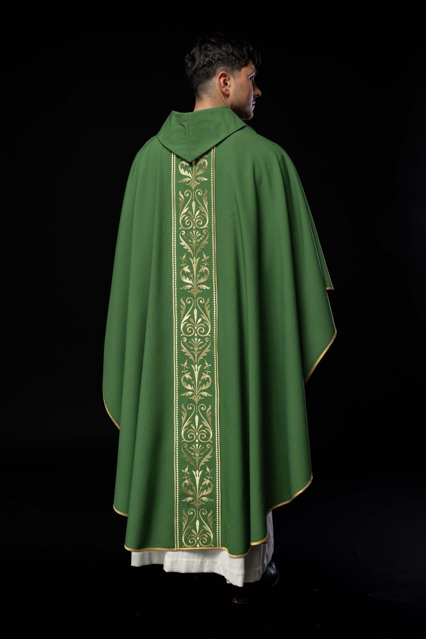 Casulla verde con motivo bordado dorado