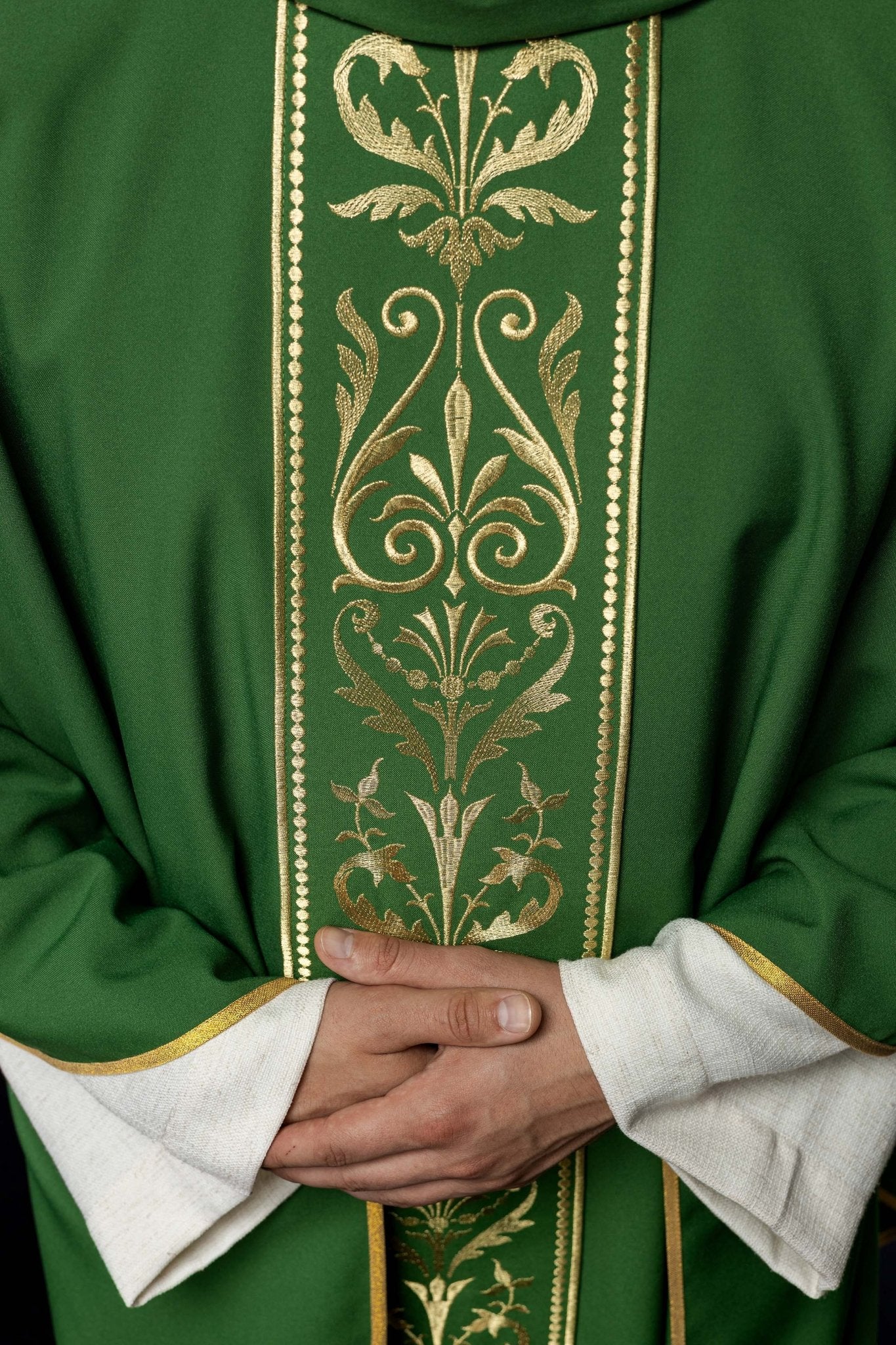 Casulla verde con motivo bordado dorado