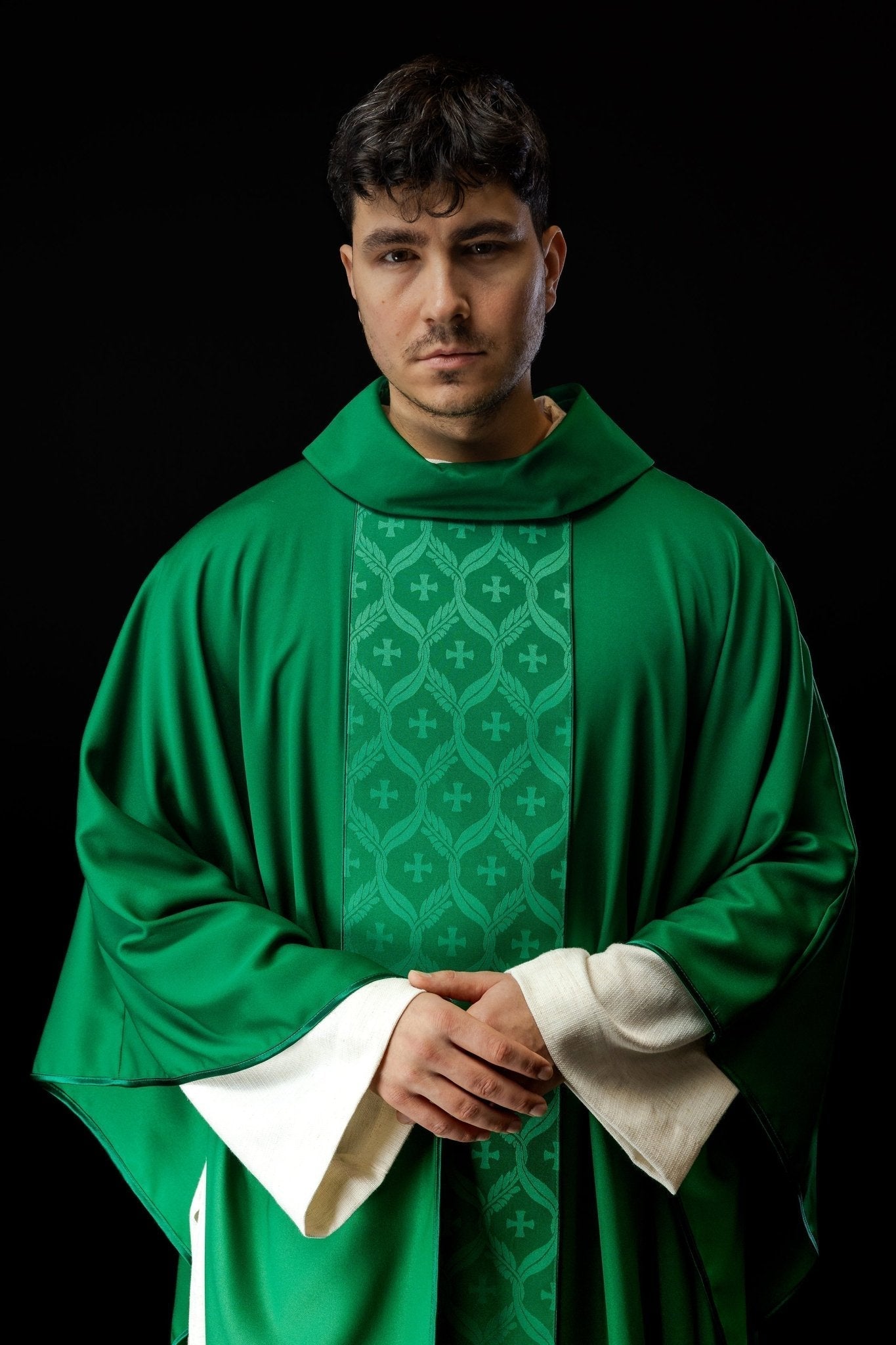 Casulla verde con patrón de cruz jacquard