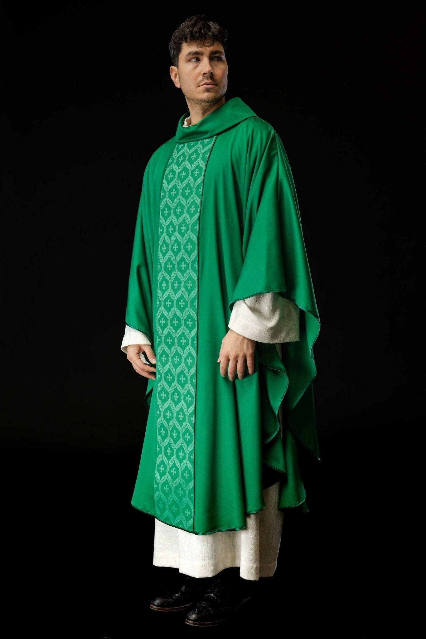 Casulla verde con patrón de cruz jacquard