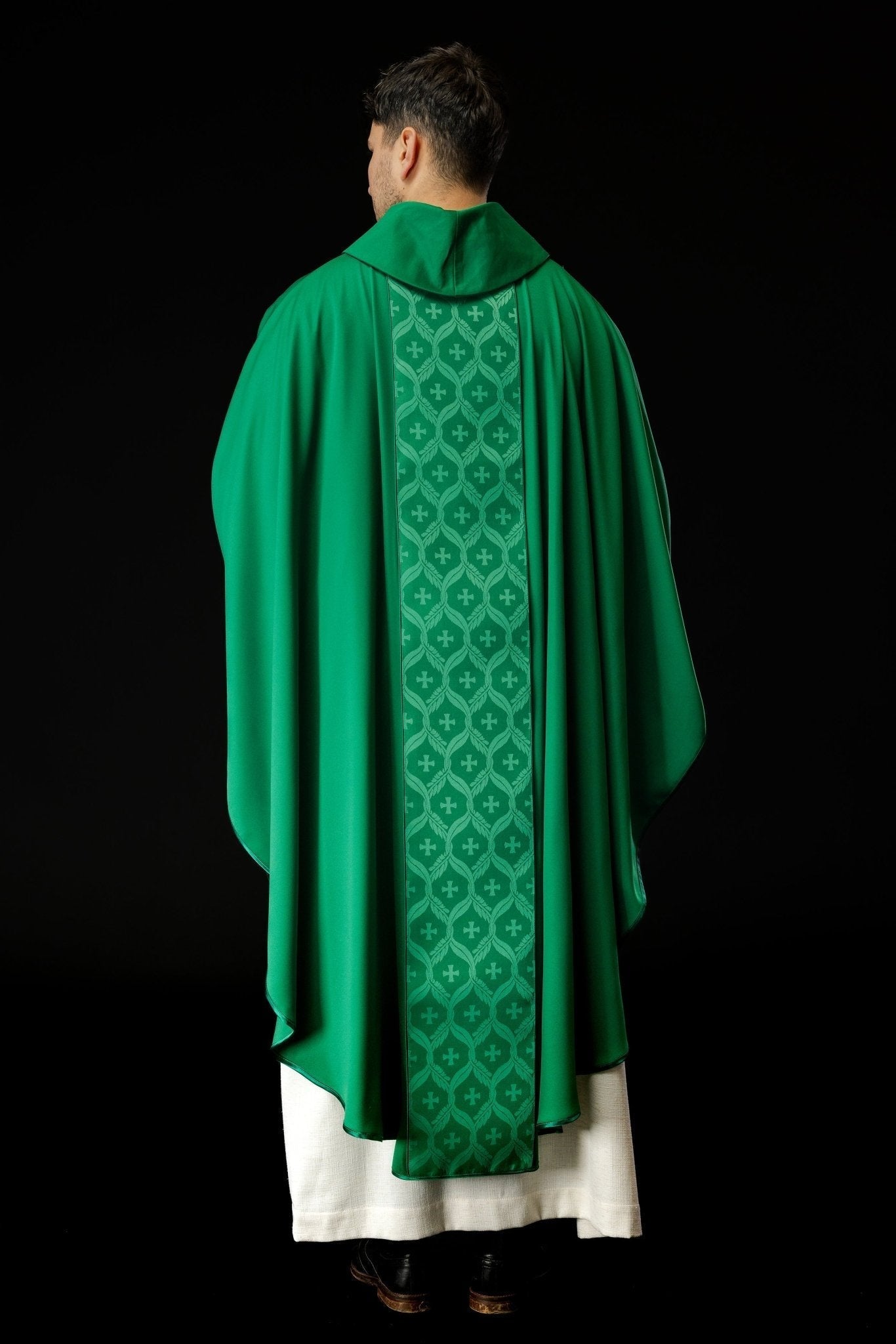 Casulla verde con patrón de cruz jacquard