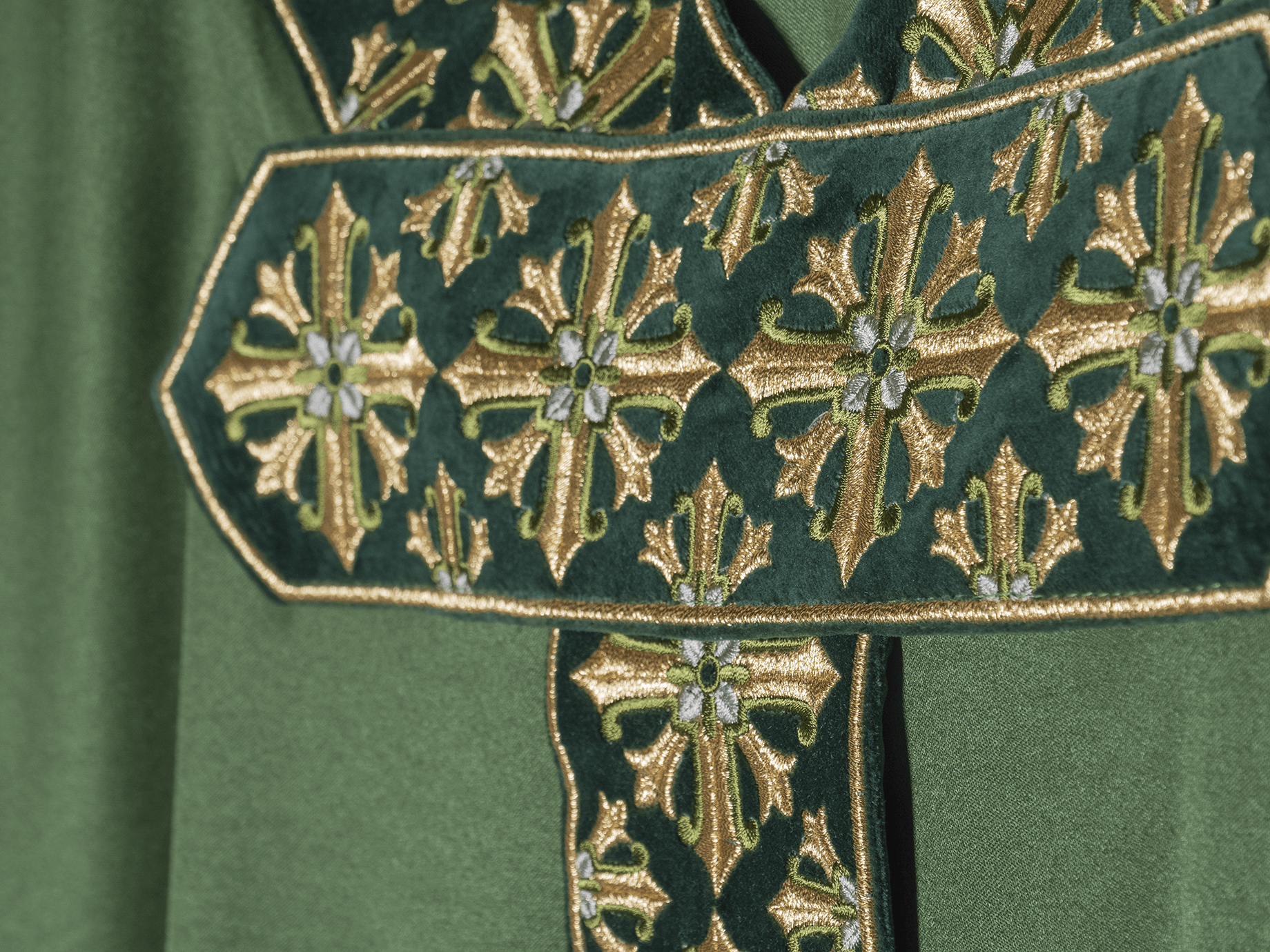 Casulla verde ricamente bordada