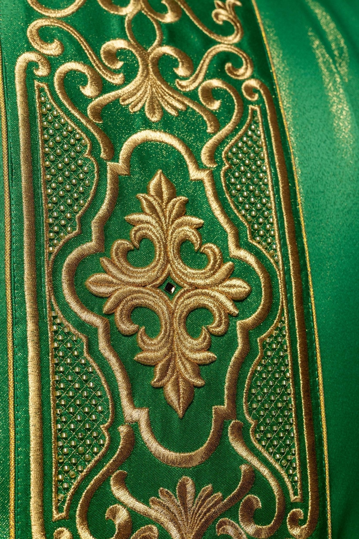 Casulla verde ricamente bordada de lustre