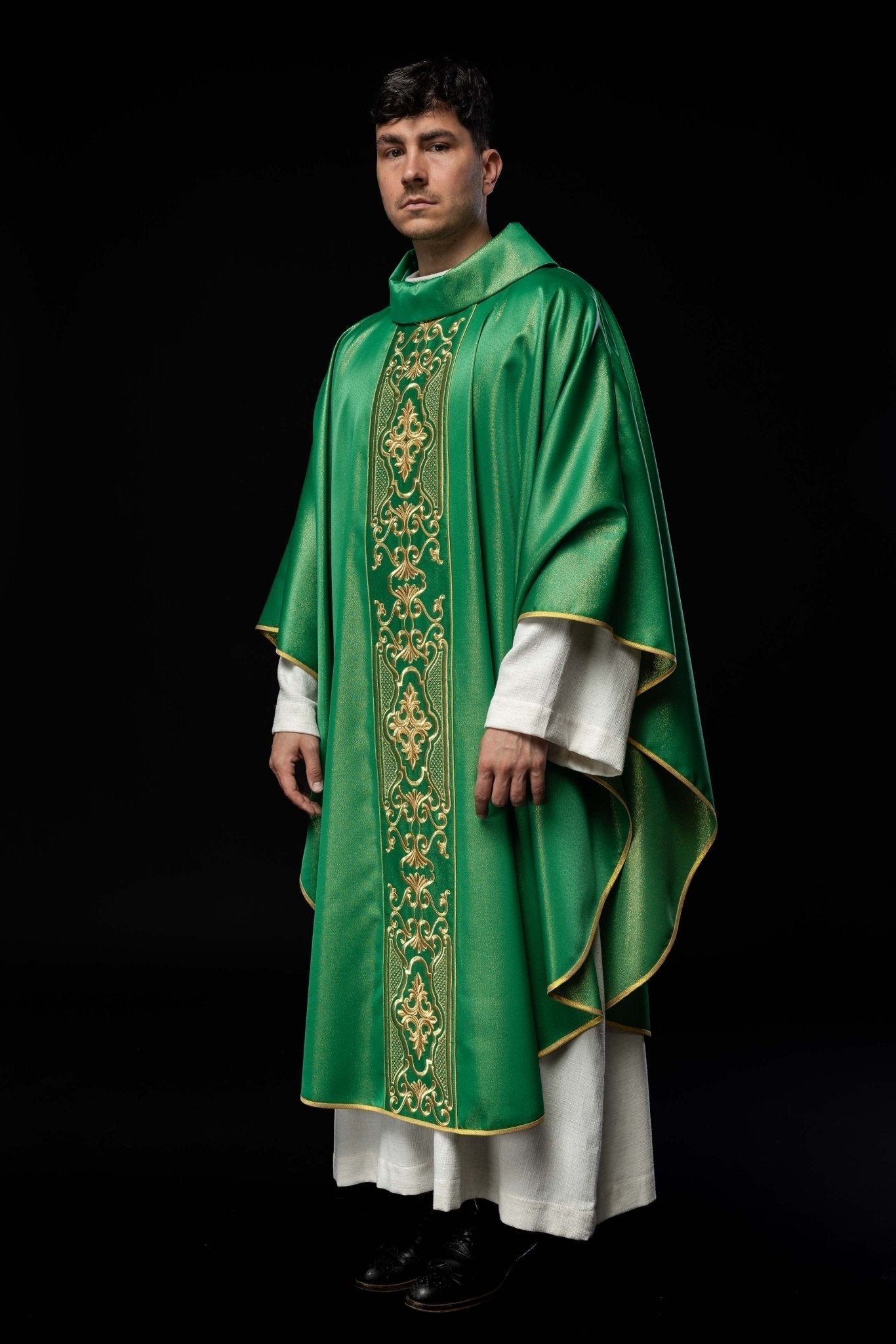 Casulla verde ricamente bordada de lustre