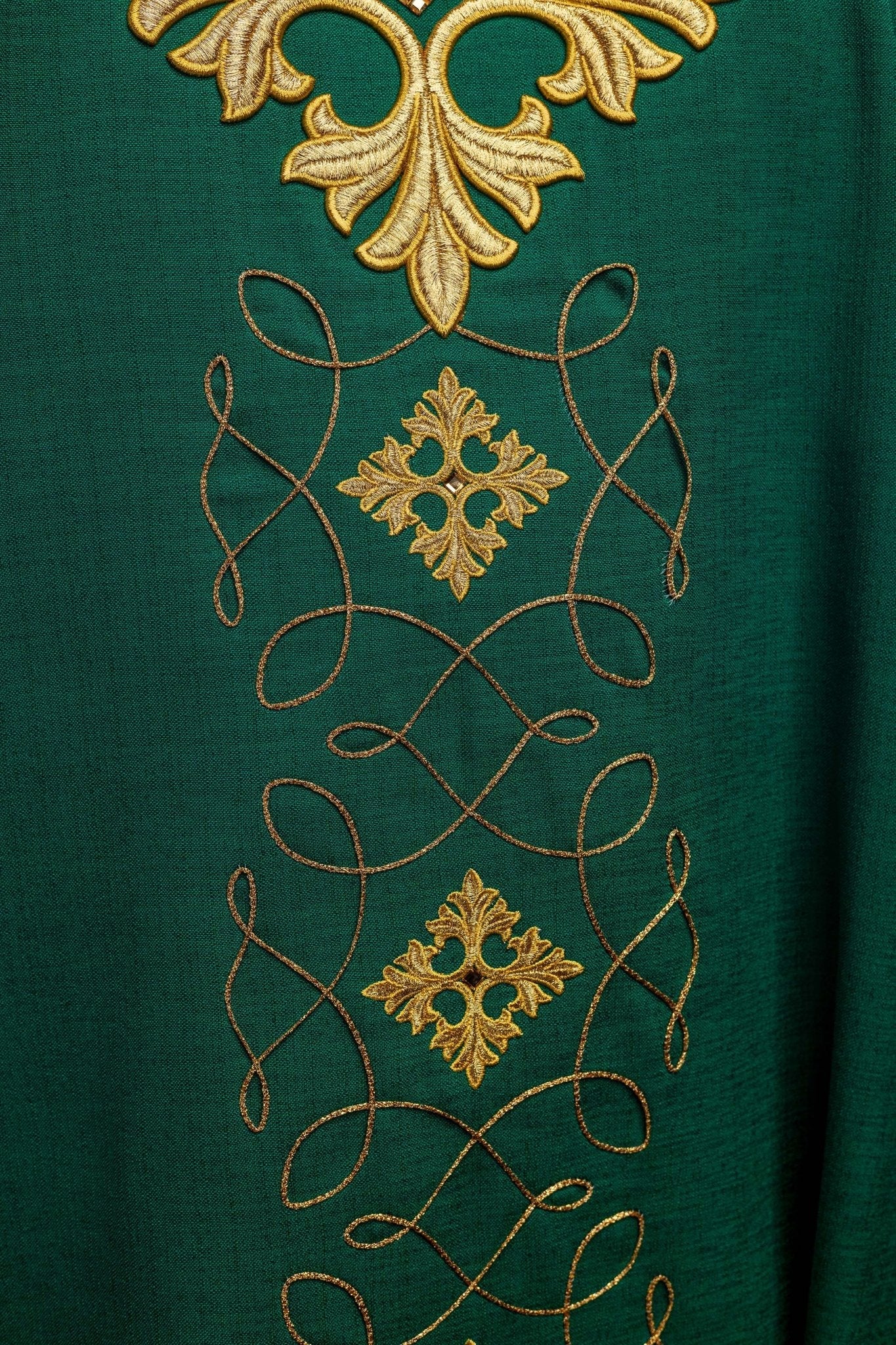 Casulla verde ricamente bordada y decorada con piedras