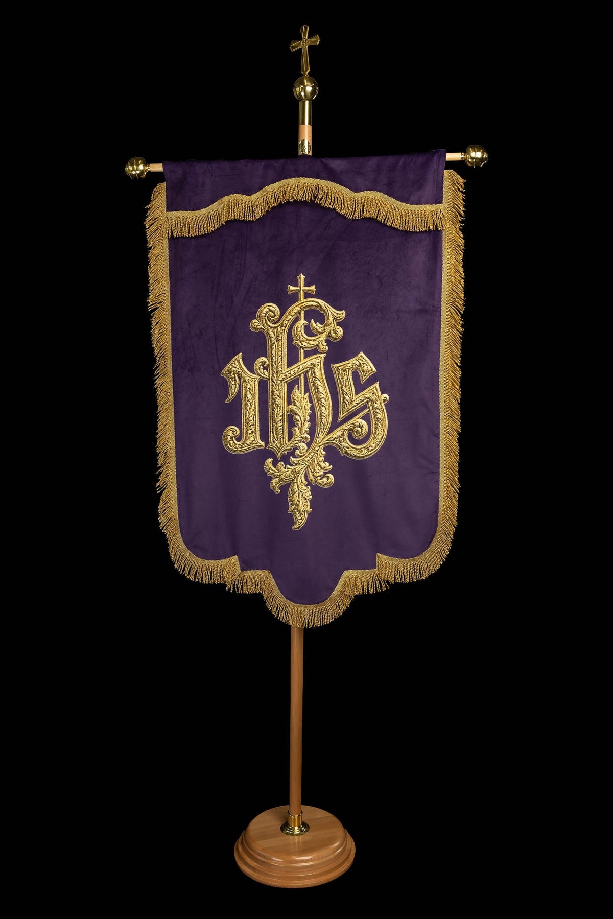 Estandarte morado impreso por ambos lados con IHS y Pax, vista frontal con flecos dorados y monograma IHS