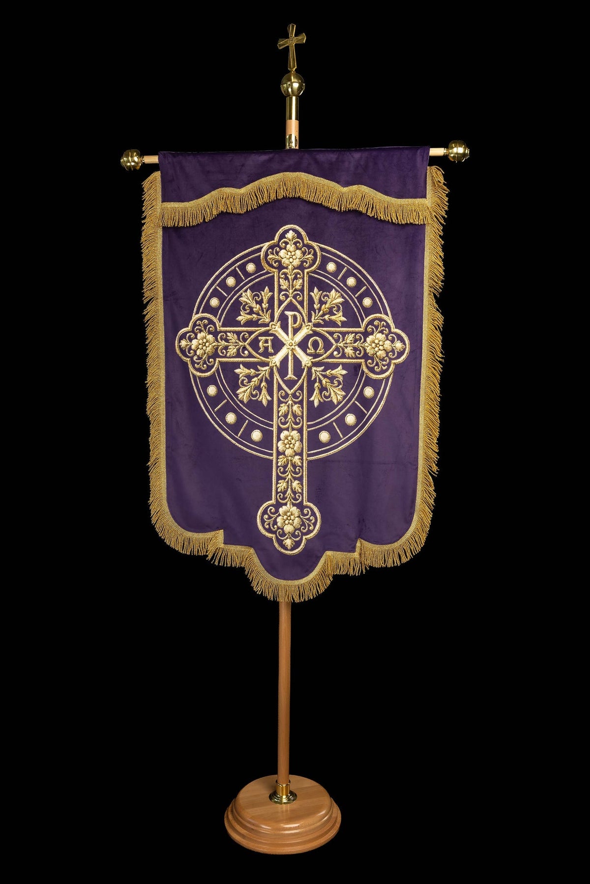 Estandarte morado, vista posterior con cruz ornamental, letras Alfa y Omega y flecos dorados